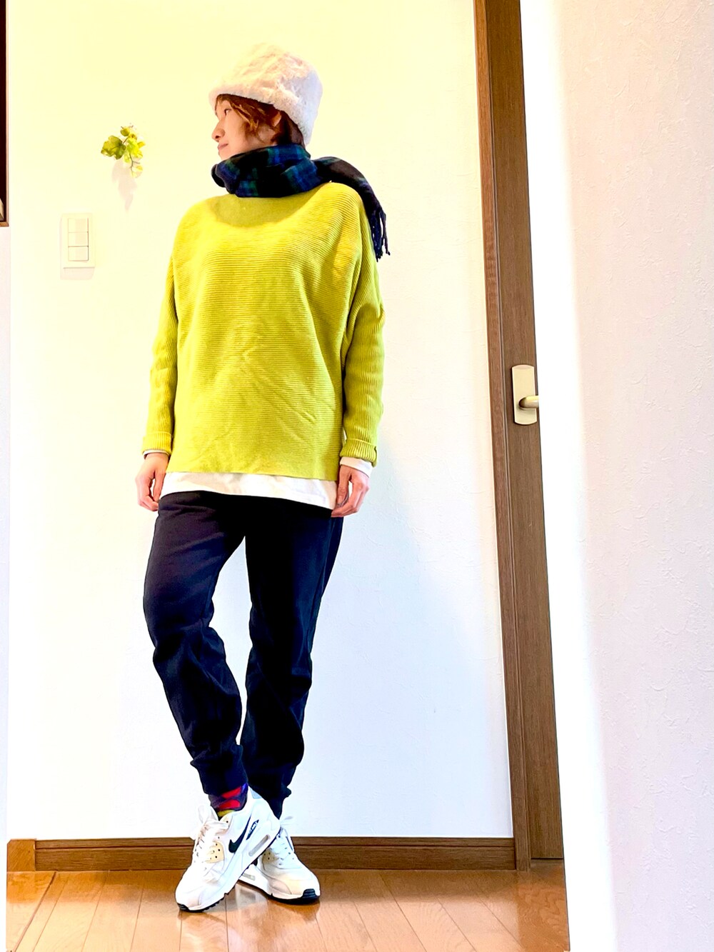 「モッズコート、冬コーデ、ニット、スウェットパンツ、レイヤードスタイル、スニーカー、NIKE、エアマックス、ロシアン帽、ファー小物、マフラー、マフラーぐるぐる、大人カジュアル、キルティングコート、ミリタリー」|「FREAK'S STOREの【WEB限定】〈高機能素材〉HEATEAS×FREAK'S STORE/ヒーテス M90 リバーシブルオーバーコート(キルティング/モッズコート)(その他アウター、グリーン系)」を使った、ike mieさん(骨格ナチュラル・レディース・158cm)の冬コーディネートの4枚目の写真