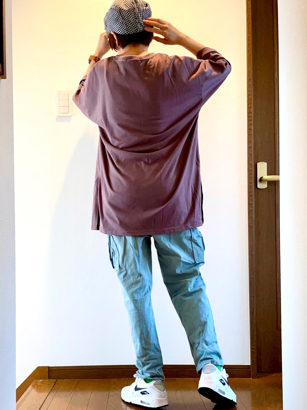 ブラウン系のTシャツ/カットソー、グリーン系のカーゴパンツ、ホワイト系のスニーカーを着用したレディースの夏コーディネートの3枚目の写真