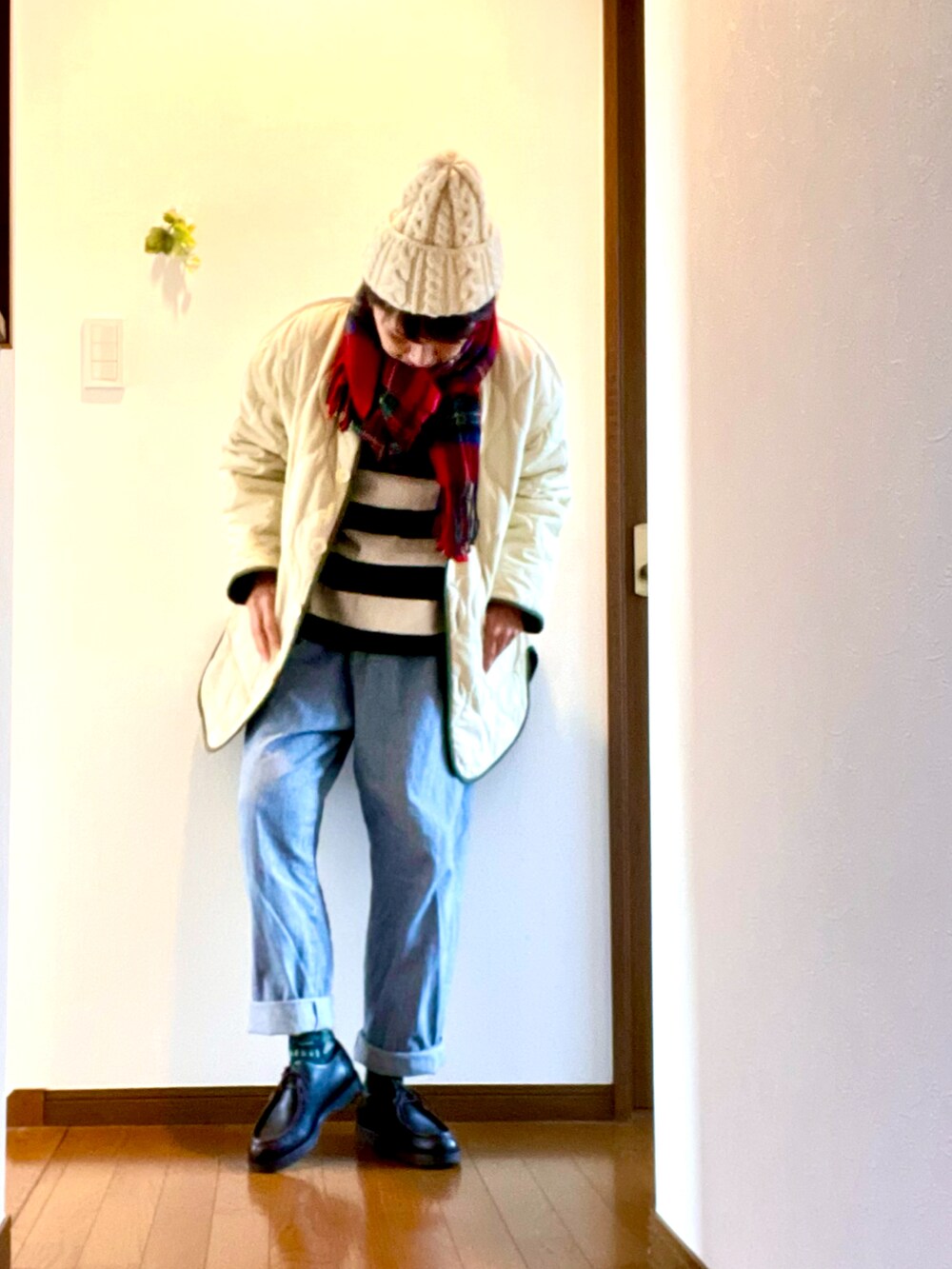 グリーン系のジャケット/アウター、ブルー系のデニムパンツ、ブラック系のTシャツ/カットソーを着用したレディースの冬コーディネートの2枚目の写真