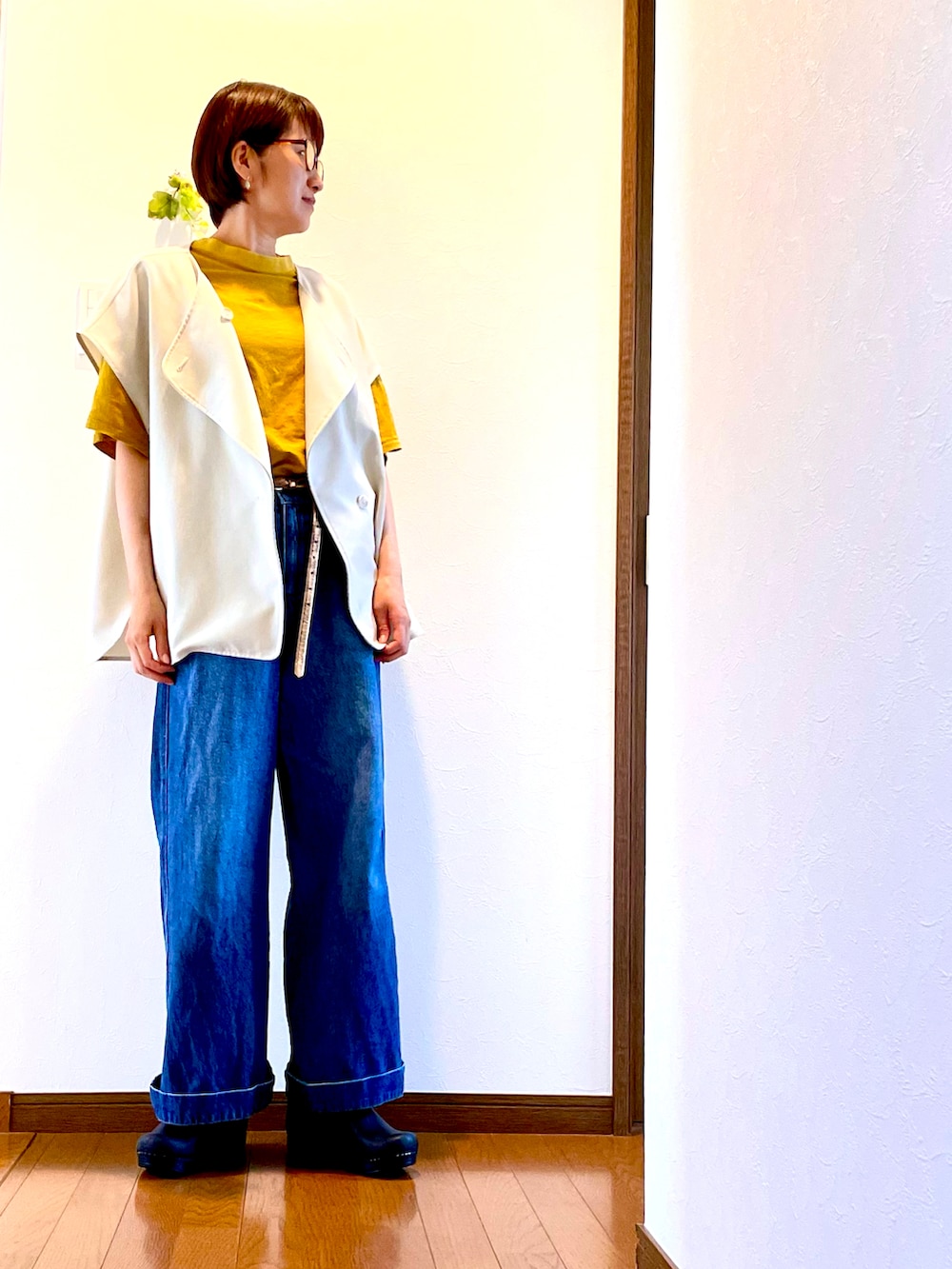 イエロー系のTシャツ/カットソー、ホワイト系のベスト、ブラック系のスリッポンを着用したレディースの夏コーディネートの2枚目の写真