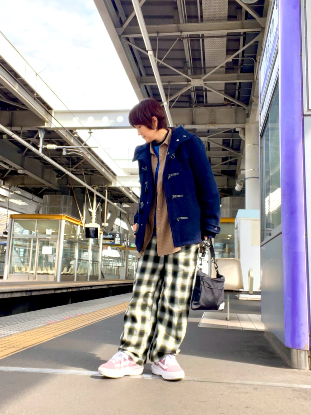 ブルー系のダッフルコート、グリーン系のその他パンツ、ブルー系のスウェットを着用したレディースの春コーディネートの2枚目の写真