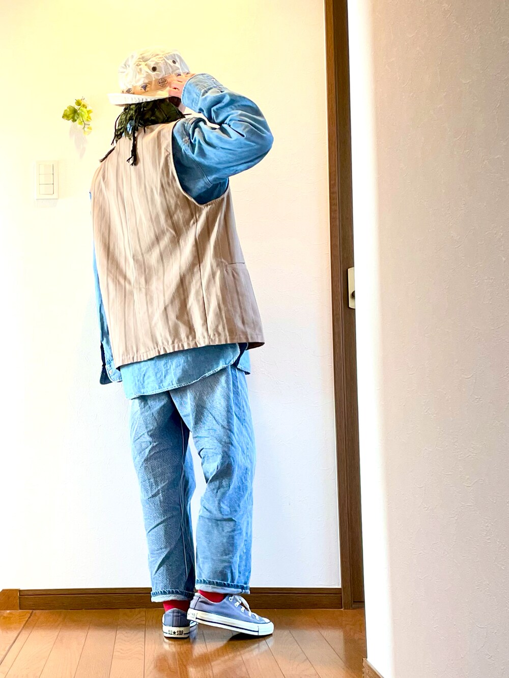 「デニム、デニムシャツ、デニムパンツ、ベスト、レイヤードスタイル、デニム オン デニム、バケットハット、春コーデ、スニーカー、コンバース、ボーダー、大人カジュアル、ストール、メンズライク、古着MIX」｜「apres jour mignonのストライプジレ【ZOZOTOWN限定アイテム】【SETUP着用可能】（ベスト、ベージュ系）」を使った、ike mieさん（骨格ナチュラル・レディース・158cm）の春コーディネートの2枚目の写真
