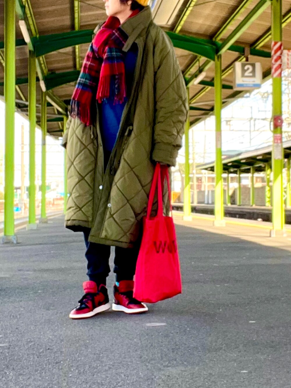 グリーン系のその他アウター、ブルー系のスウェット、ブラック系のスウェットパンツを着用したレディースの冬コーディネートの2枚目の写真