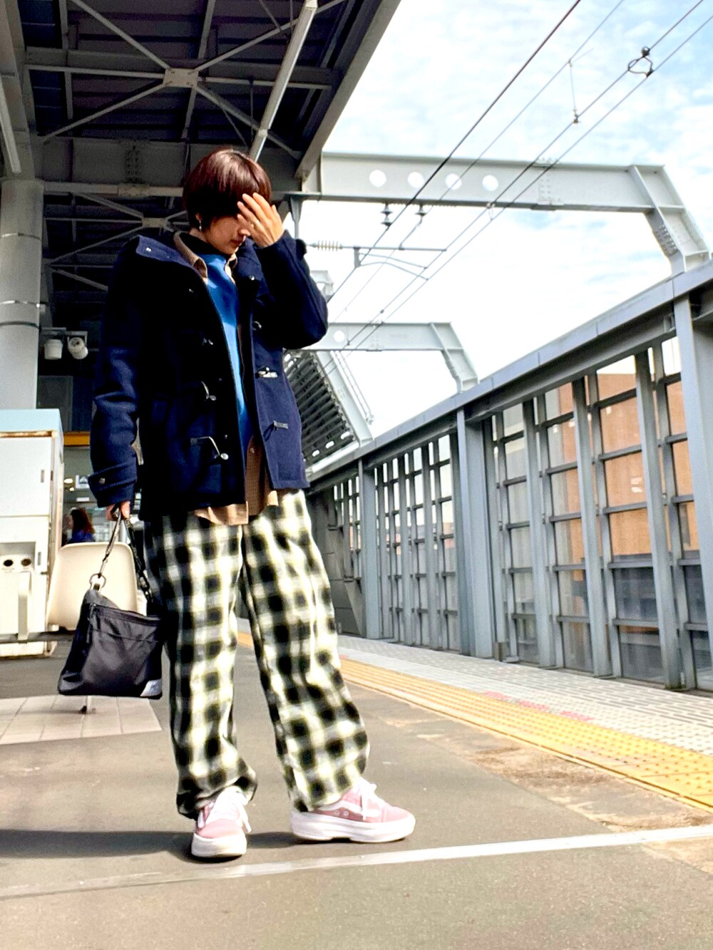 ブルー系のダッフルコート、グリーン系のその他パンツ、ブルー系のスウェットを着用したレディースの春コーディネートの3枚目の写真