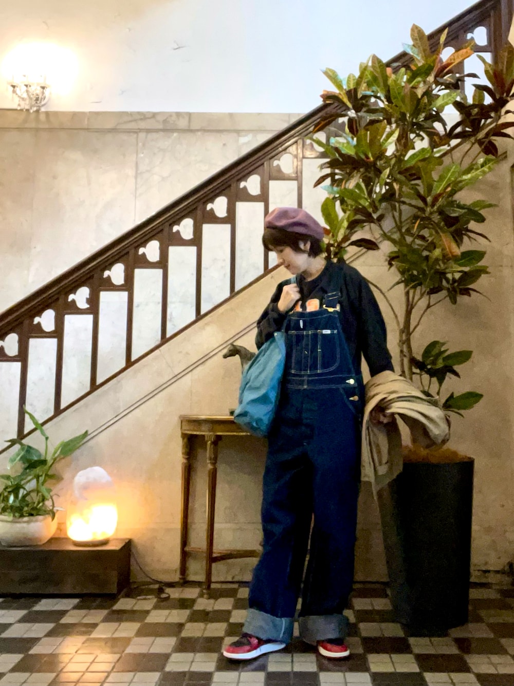 ブラック系のスウェット、ベージュ系のジャケット/アウター、ブルー系のサロペット/オーバーオールを着用したレディースの秋コーディネートの3枚目の写真