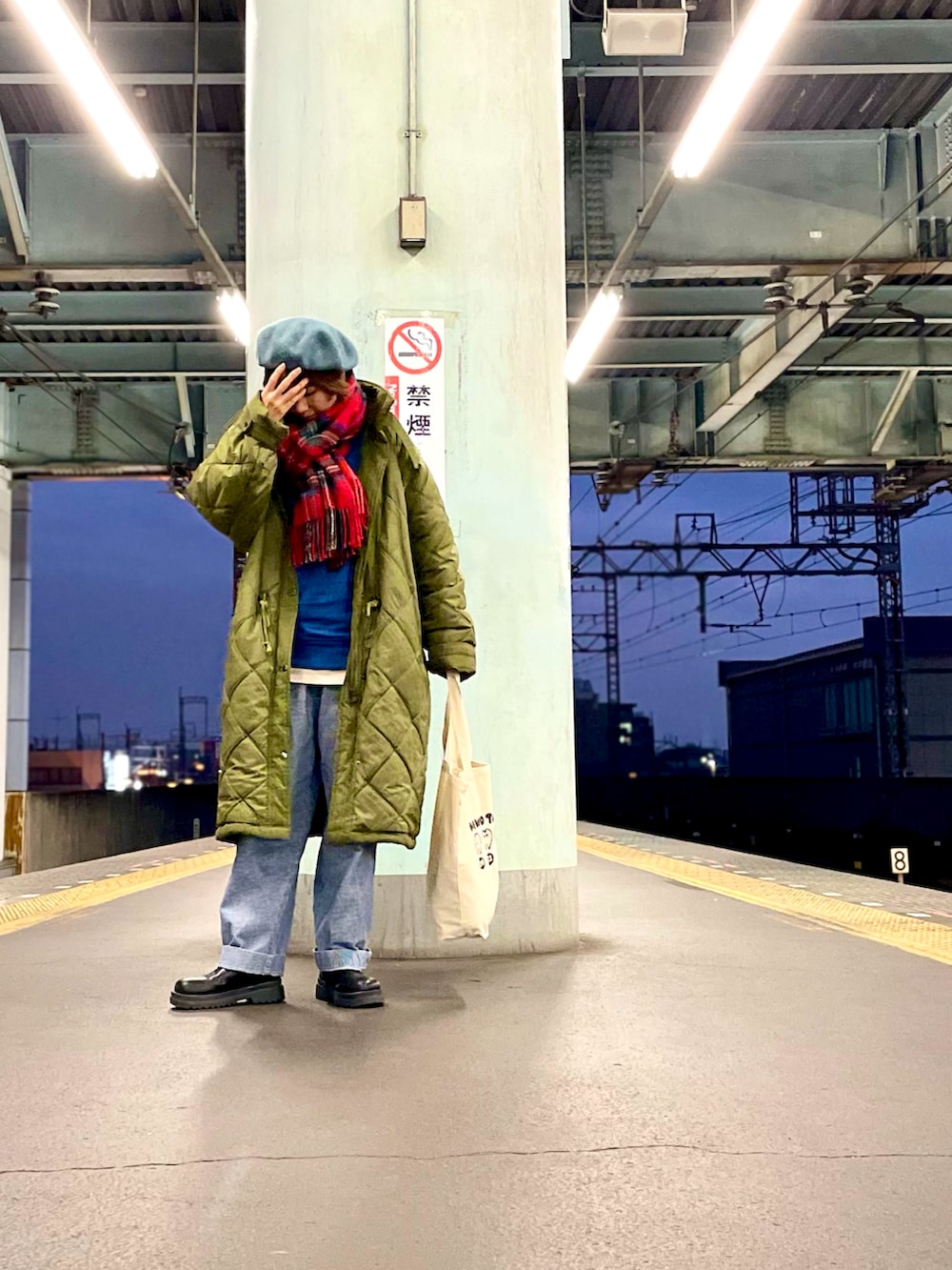 ブルー系のスウェット、グリーン系のその他アウター、ブルー系のデニムパンツを着用したレディースの冬コーディネートの2枚目の写真