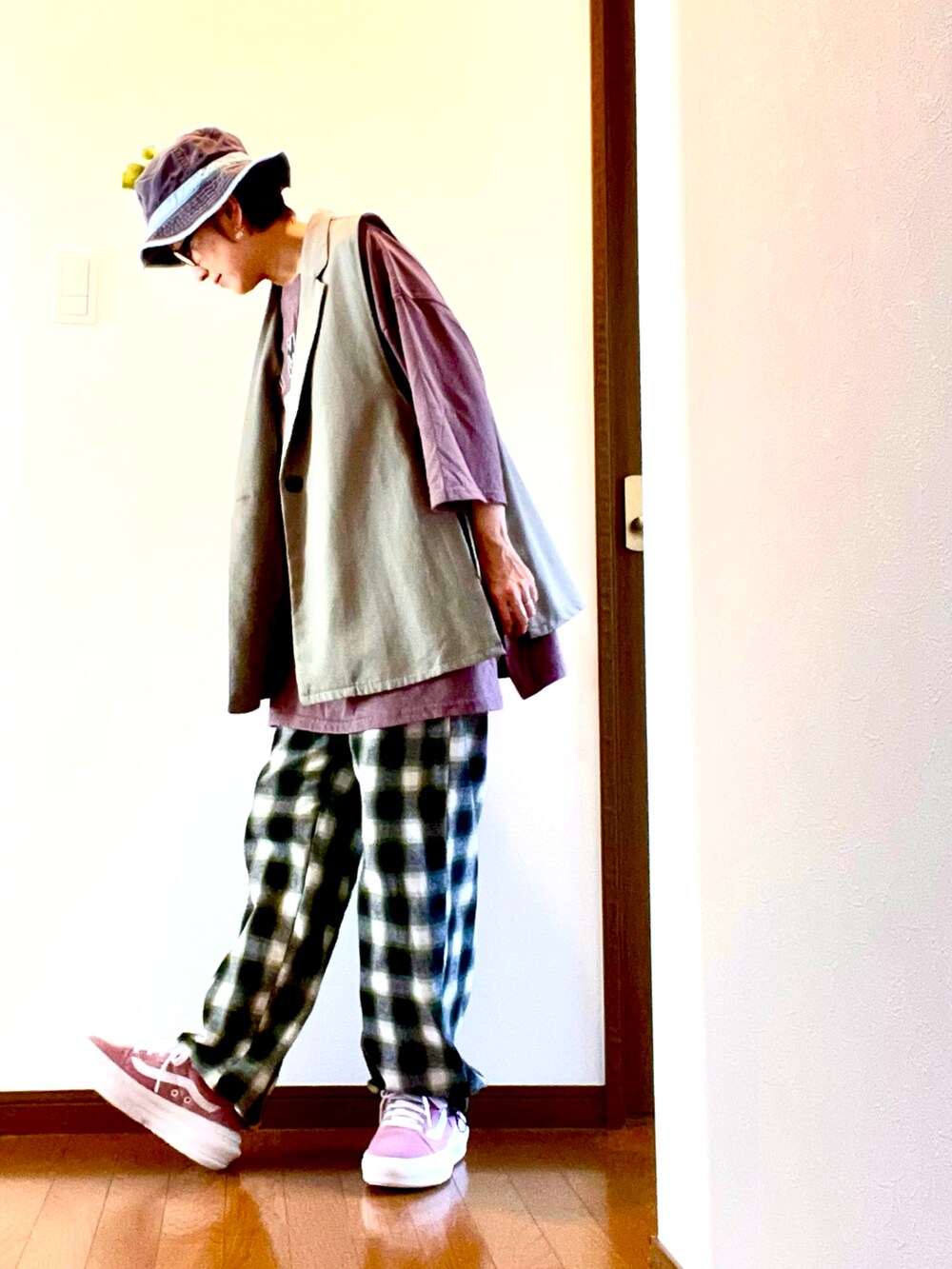 グリーン系のその他パンツ、ブラウン系のTシャツ/カットソー、ピンク系のスニーカーを着用したレディースの秋コーディネートの3枚目の写真