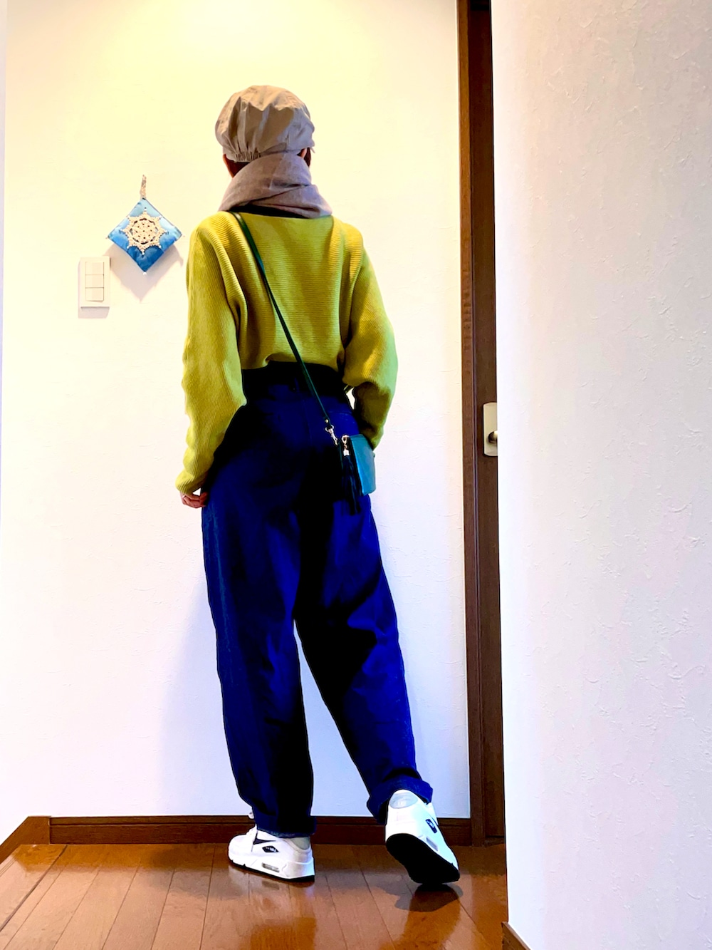 「ニット、デニム、冬コーデ、ストール、マフラー、スニーカー、NIKE、エアマックス、キャスケット、タックイン、大人カジュアル、グリーン、私の好きなデニムコーデ、うさこのスウィーツ同盟会、マフラーぐるぐる」｜「coca（coca）のアイテム（ニット/セーター、グリーン系）」を使った、ike mieさん（骨格ナチュラル・レディース・158cm）の冬コーディネートの4枚目の写真