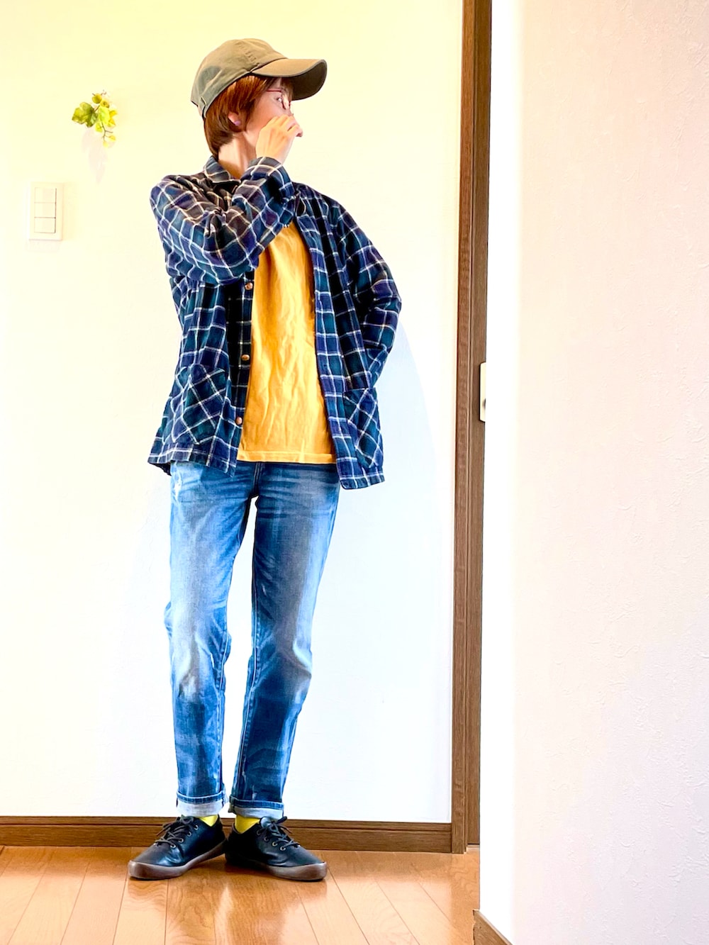 ホワイト系のシャツ/ブラウス、ブルー系のデニムパンツ、ブラック系のドレスシューズを着用したレディースの春コーディネートの3枚目の写真