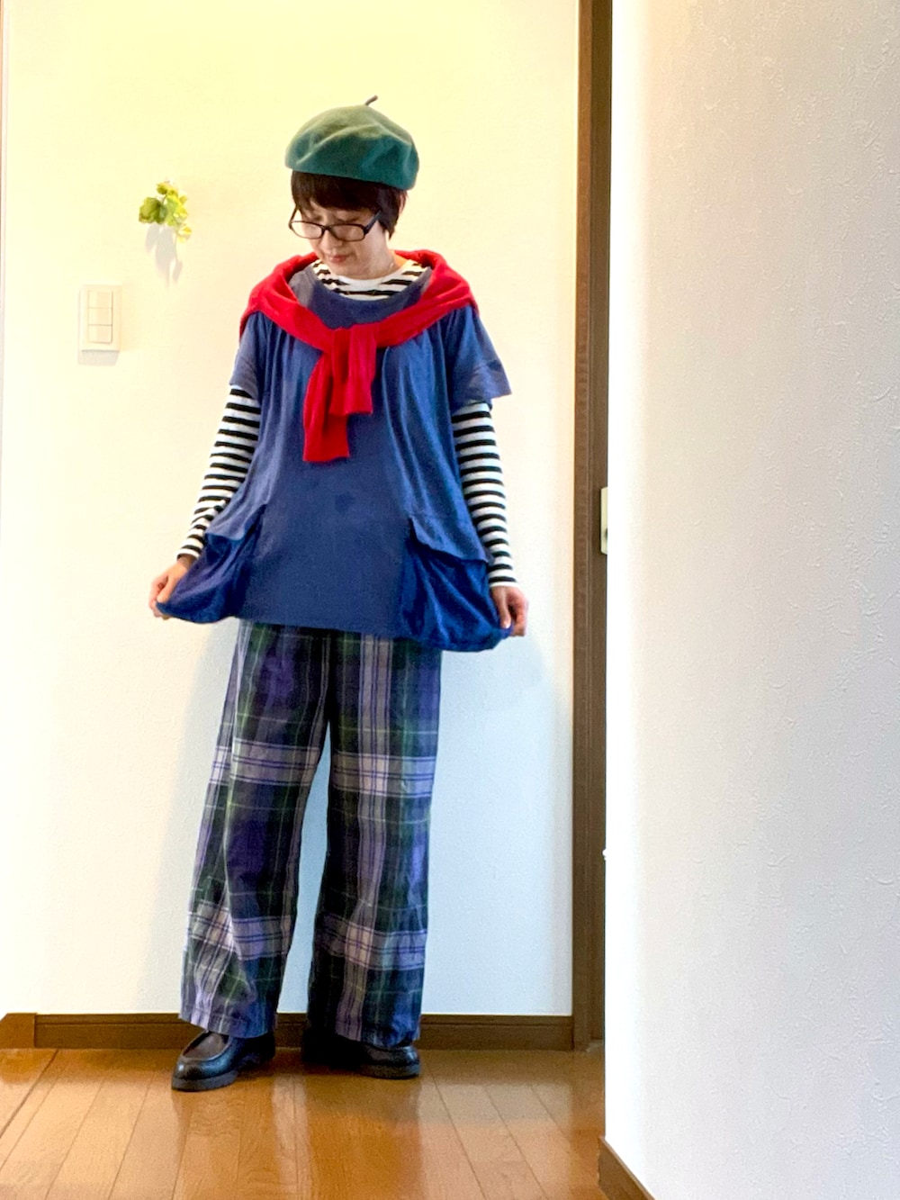 ブルー系のTシャツ/カットソー、レッド系のカーディガン/ボレロ、ブルー系のその他パンツを着用したレディースの夏コーディネートの4枚目の写真