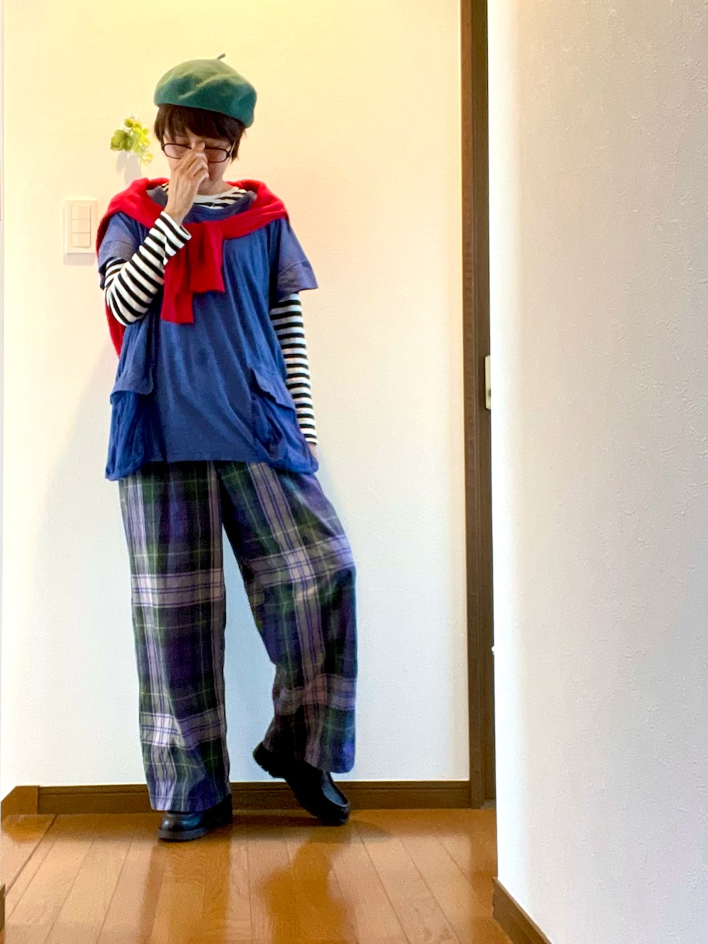 ブルー系のTシャツ/カットソー、レッド系のカーディガン/ボレロ、ブルー系のその他パンツを着用したレディースの夏コーディネートの2枚目の写真