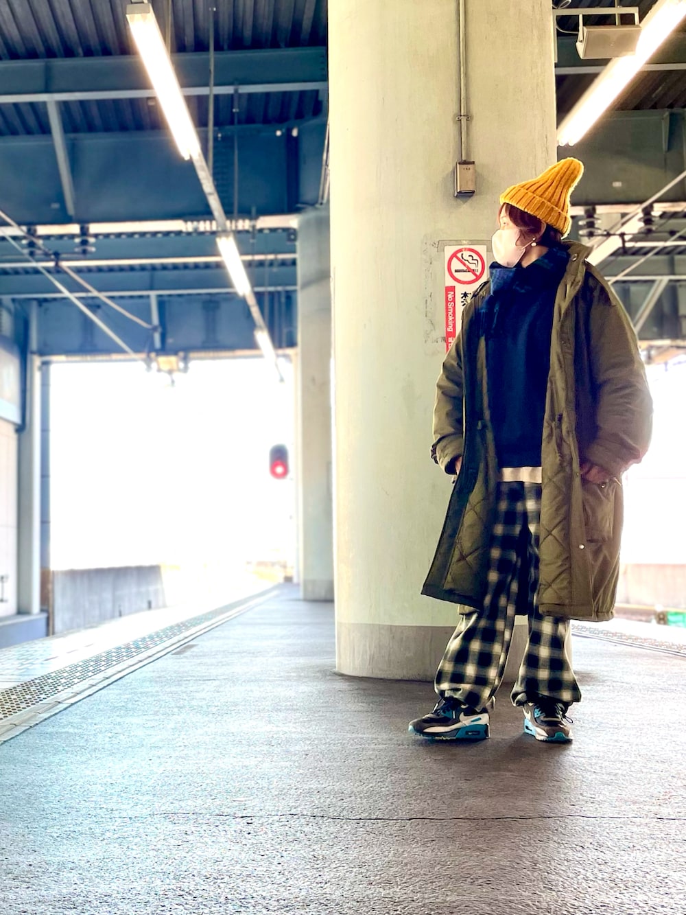 グリーン系のその他アウター、グリーン系のその他パンツ、ブラック系のスニーカーを着用したレディースの冬コーディネートの2枚目の写真