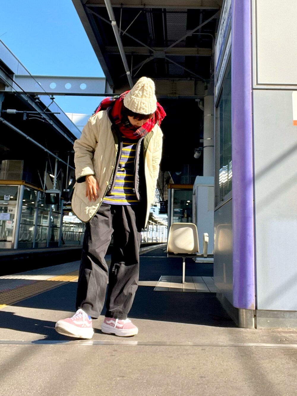 グレー系のベスト、グリーン系のジャケット/アウター、ブラック系のカーゴパンツを着用したレディースの冬コーディネートの2枚目の写真