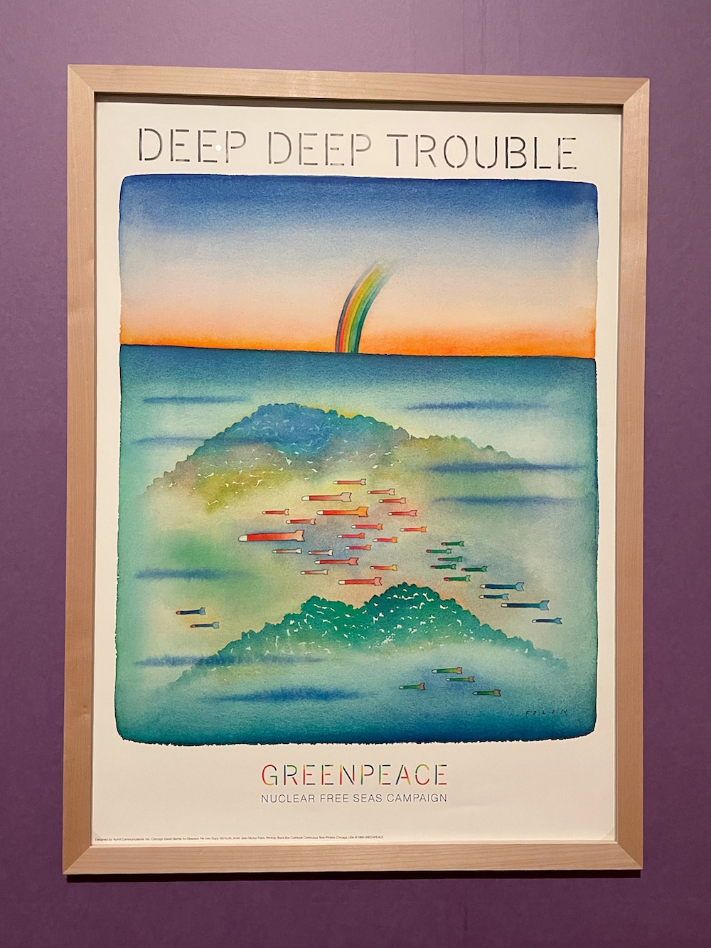 ホワイト系のTシャツ/カットソー、グリーン系のサロペット/オーバーオール、ブラック系のシャツ/ブラウスを着用したレディースの夏コーディネートの4枚目の写真