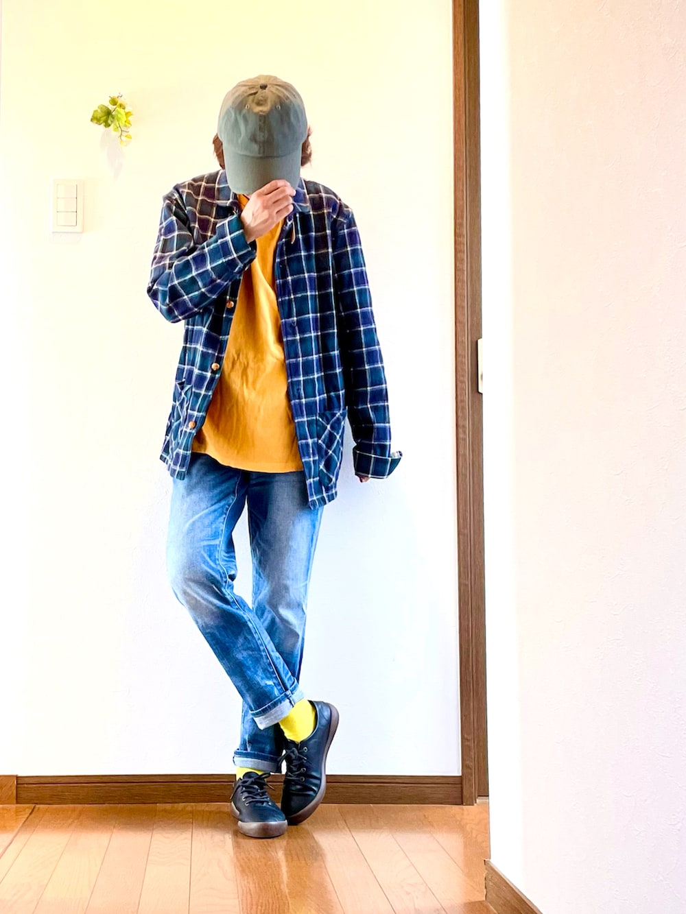 ホワイト系のシャツ/ブラウス、ブルー系のデニムパンツ、ブラック系のドレスシューズを着用したレディースの春コーディネートの5枚目の写真