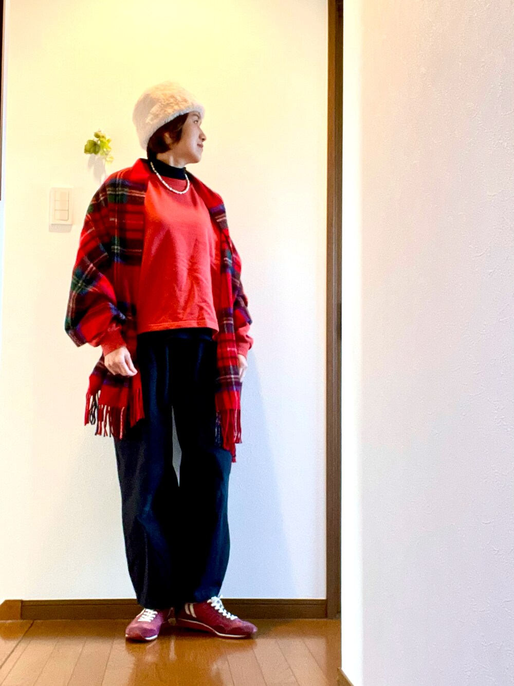 「冬コーデ、クリスマス、ストール、赤、チェック、あったかコーデ、カーゴパンツ、スニーカー、ロシアン帽、パールネックレス、大人カジュアル、きれいめカジュアル、アラフィフ、レイヤードスタイル、マフラー」｜「休日と詩(オオカミとフクロウ)の「休日と詩」オーロラパンツ。日本製。（カーゴパンツ、ブラック系）」を使った、ike mieさん（レディース・158cm）の冬コーディネートの3枚目の写真