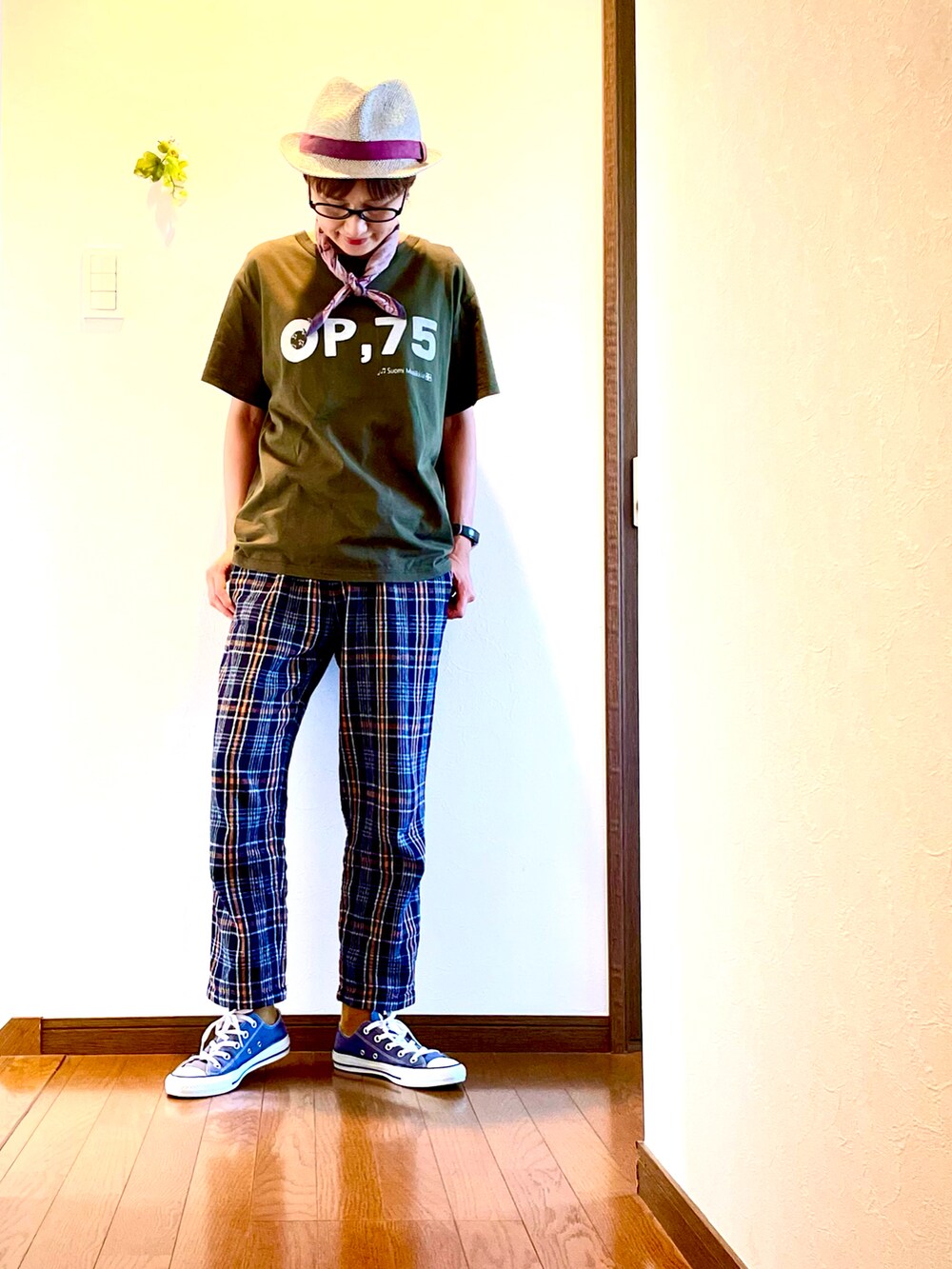 グリーン系のTシャツ/カットソー、ブルー系のパンツ、ブルー系のスニーカーを着用したレディースの夏コーディネートの3枚目の写真