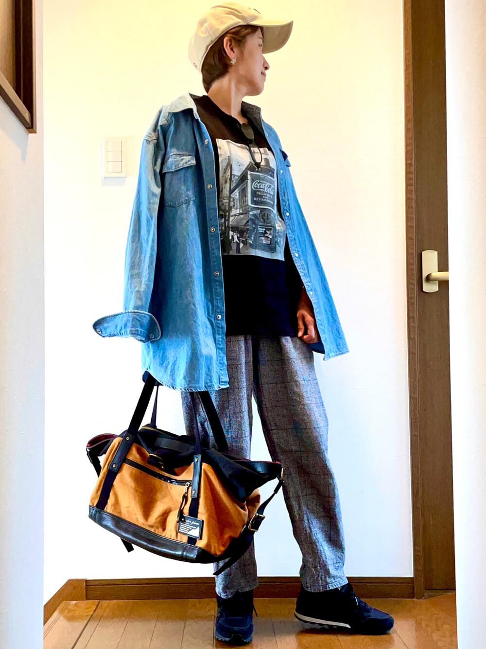 ブラック系のTシャツ/カットソー、ブルー系のシャツ/ブラウス、ブラック系のスニーカーを着用したレディースの夏コーディネートの2枚目の写真