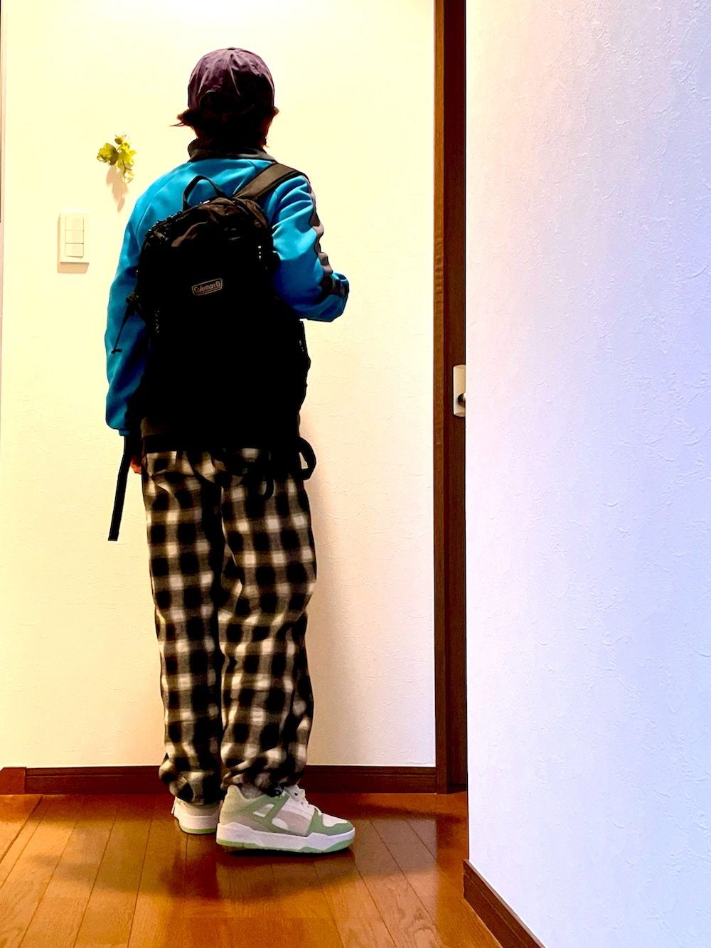 ブルー系のジャージ、グリーン系のその他パンツ、グリーン系のスニーカーを着用したレディースの春コーディネートの5枚目の写真