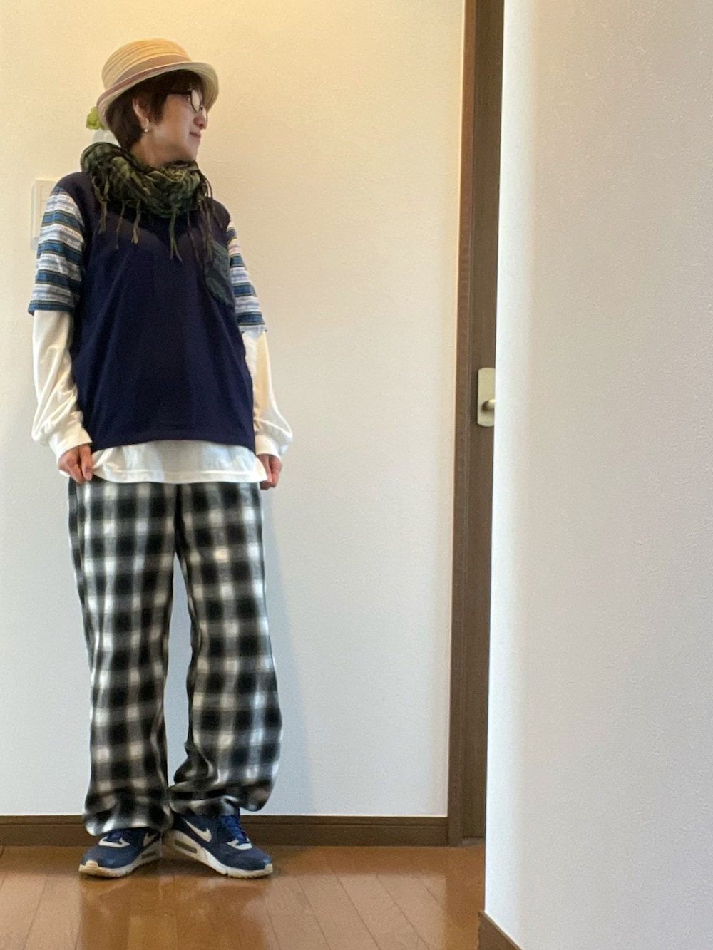 「やっぱり帽子が好き、レイヤードスタイル、チェック、イージーパンツ、麦わら帽子、ストール、スニーカー、大人カジュアル、NIKE、エアマックス、カットソー、アラフィフ、メンズライク」｜「masterkeyのニット×布帛（Tシャツ/カットソー、ブルー系）」を使った、ike mieさん（レディース・158cm）の春コーディネートの2枚目の写真