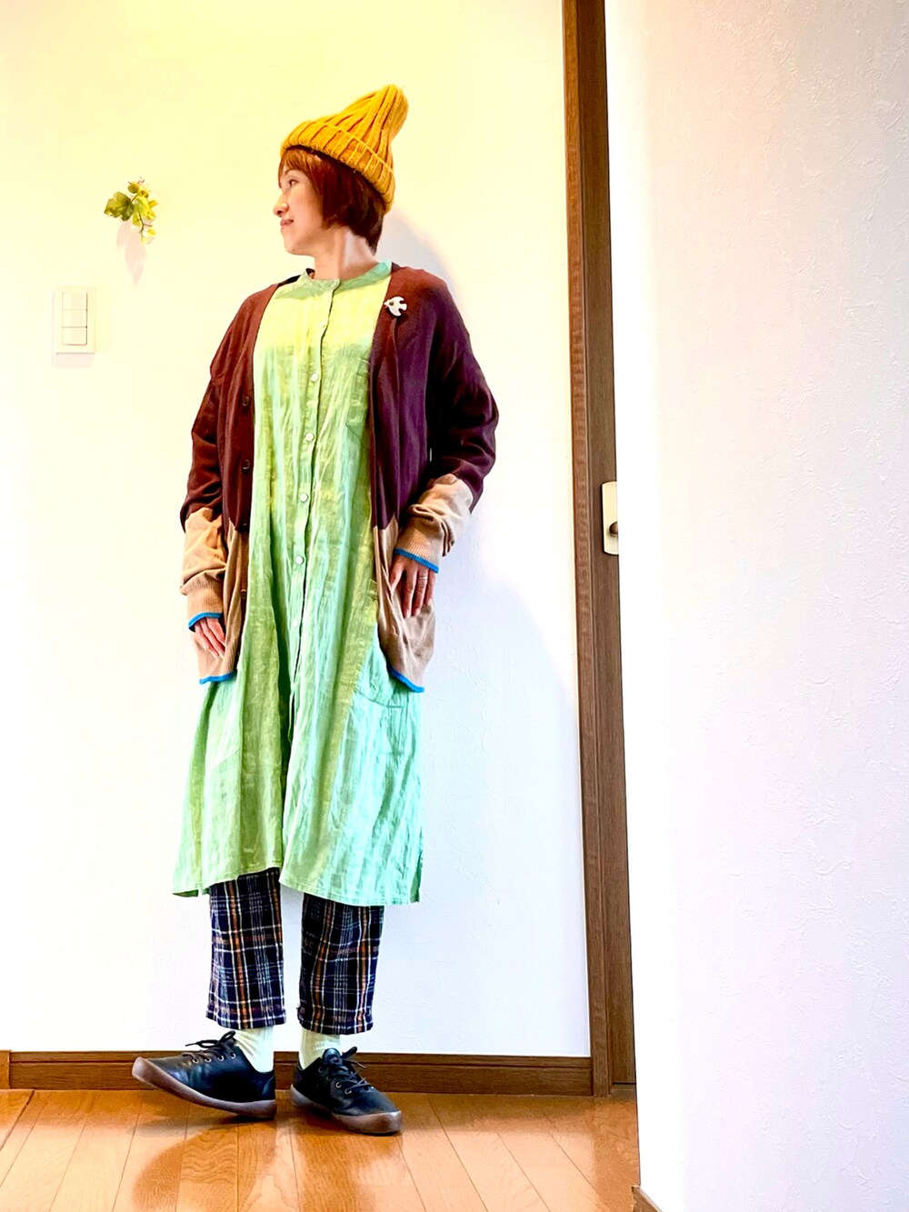 「ワンピース、カーディガン、チェック、ナチュラル、レイヤードスタイル、秋コーデ、ニット帽、革靴、シャツワンピ、ブローチ、カラフル、大人カジュアル、古着MIX、アラフィフ、teto  ohana to」｜「steteco.comの日本製。サラっとした麻入りワンピース。（シャツワンピース、グリーン系）」を使った、ike mieさん（骨格ナチュラル・レディース・158cm）の秋コーディネートの3枚目の写真