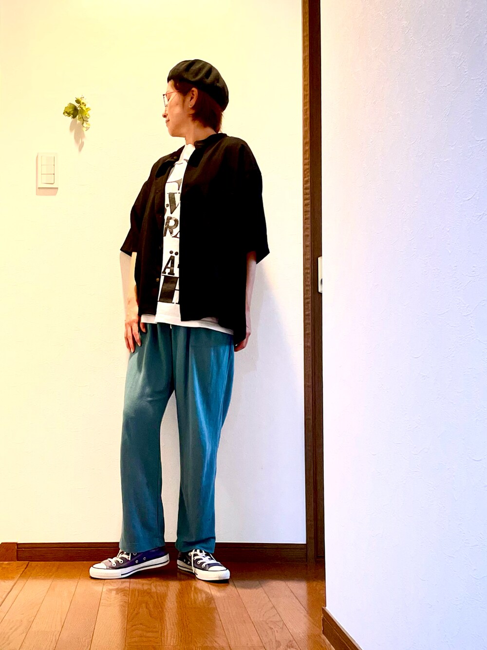 ホワイト系のTシャツ/カットソー、ブラック系のシャツ/ブラウス、ブルー系のパンツを着用したレディースの夏コーディネートの2枚目の写真