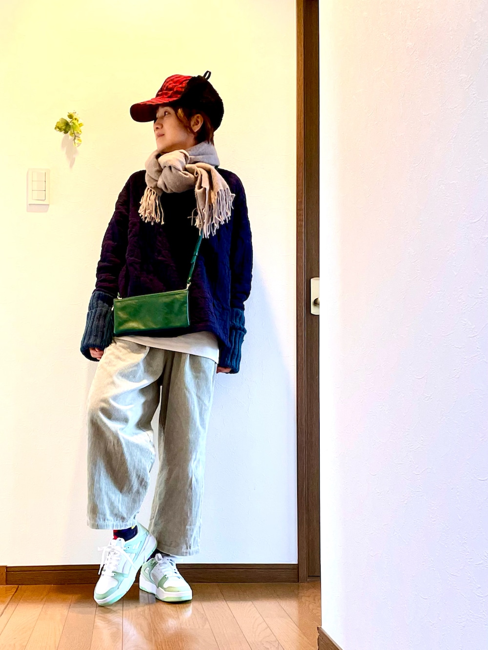 ブルー系のスウェット、グリーン系のその他パンツ、グリーン系のスニーカーを着用したレディースの冬コーディネートの2枚目の写真