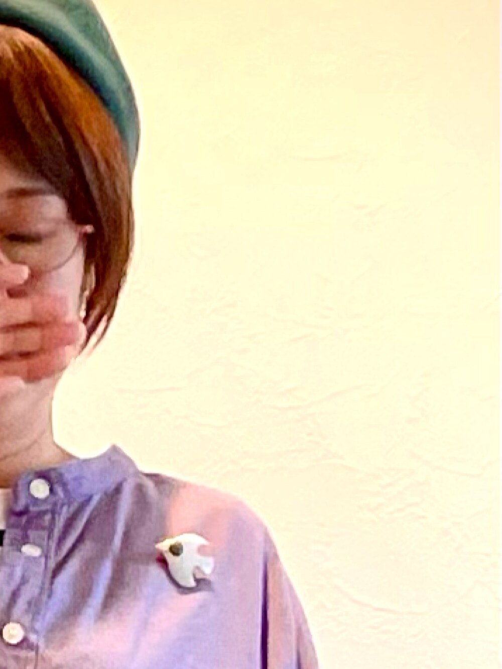パープル系のシャツ/ブラウス、ベージュ系のチノパンツ、ホワイト系のTシャツ/カットソーを着用したレディースの秋コーディネートの4枚目の写真