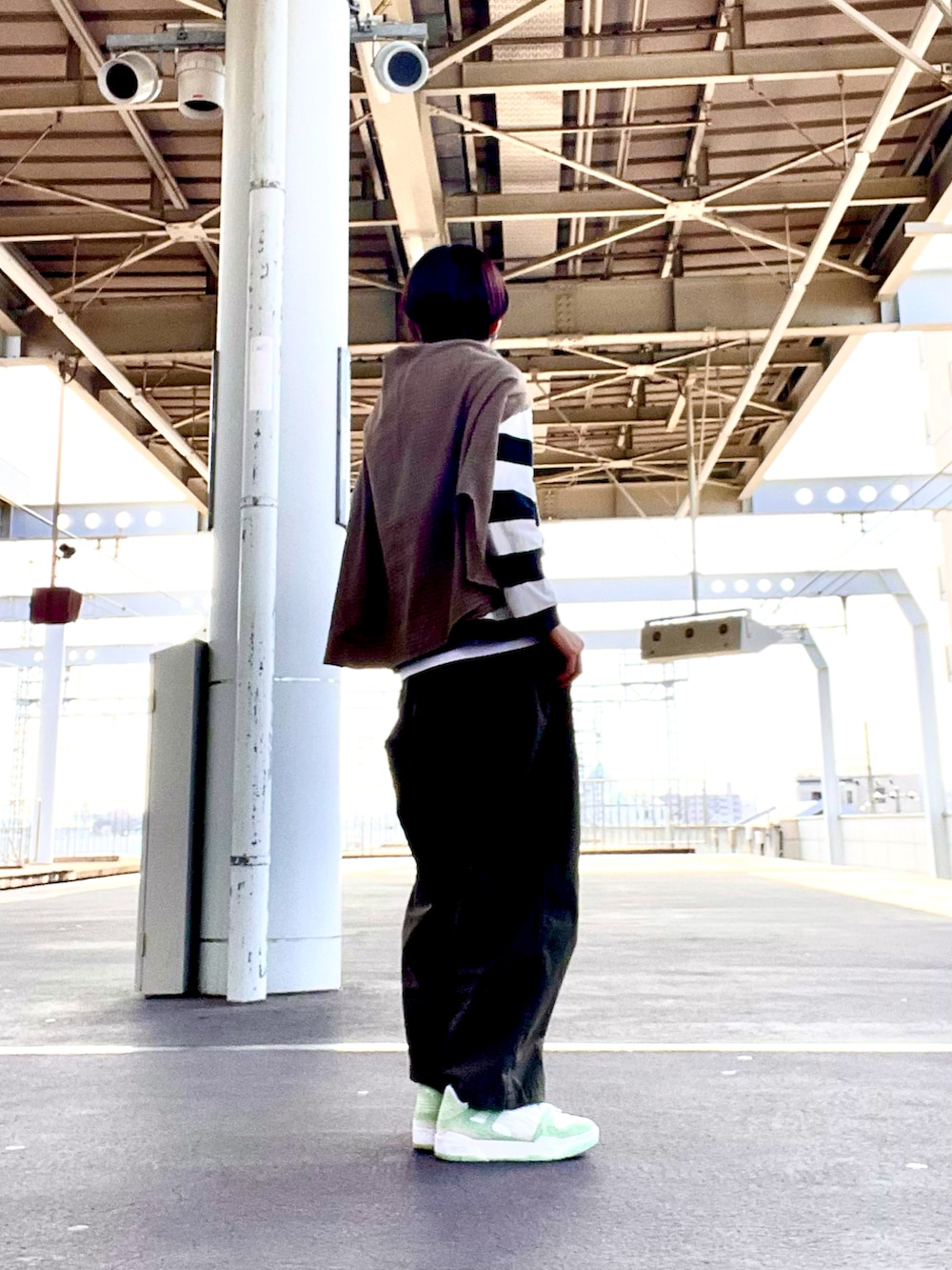 ブラック系のTシャツ/カットソー、グリーン系のその他パンツ、グリーン系のスニーカーを着用したレディースの春コーディネートの3枚目の写真