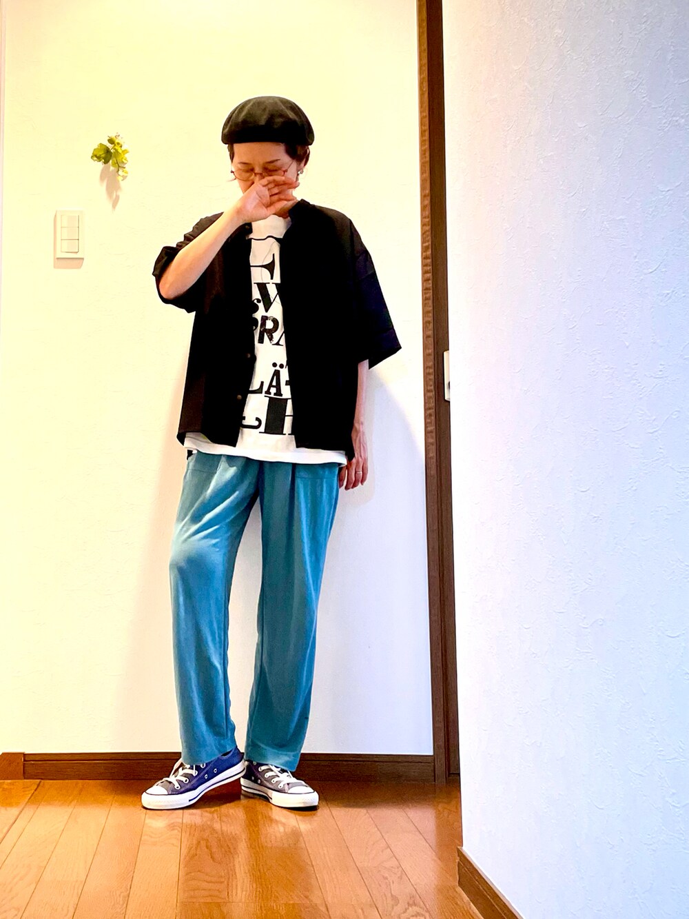 ホワイト系のTシャツ/カットソー、ブラック系のシャツ/ブラウス、ブルー系のパンツを着用したレディースの夏コーディネートの3枚目の写真
