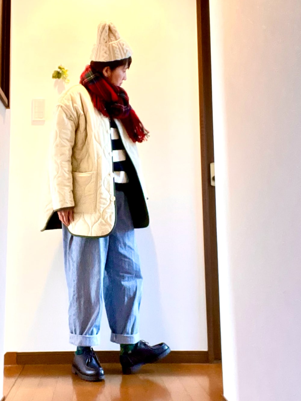 グリーン系のジャケット/アウター、ブルー系のデニムパンツ、ブラック系のTシャツ/カットソーを着用したレディースの冬コーディネートの3枚目の写真