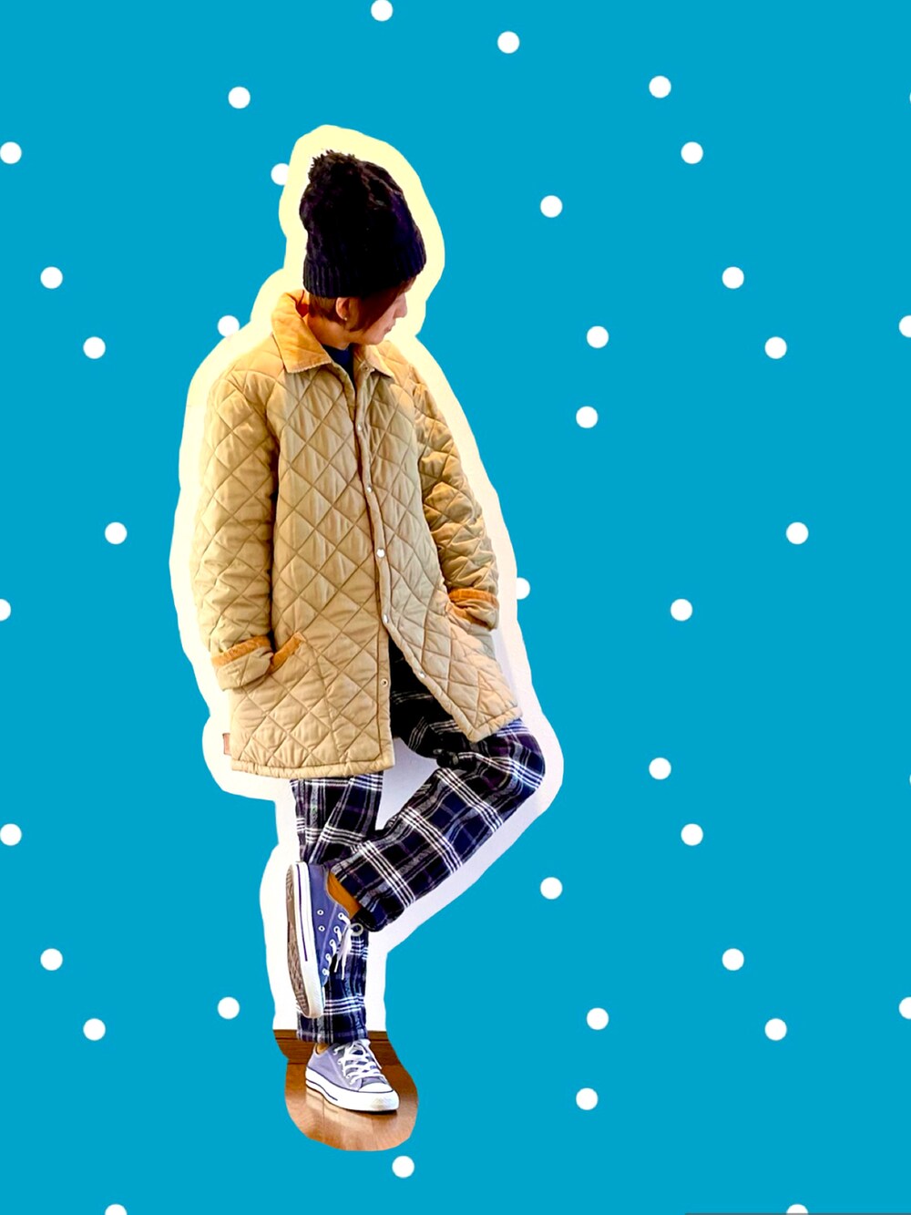 ベージュ系のその他アウター、ブラック系のその他パンツ、ブルー系のスウェットを着用したレディースの冬コーディネートの3枚目の写真