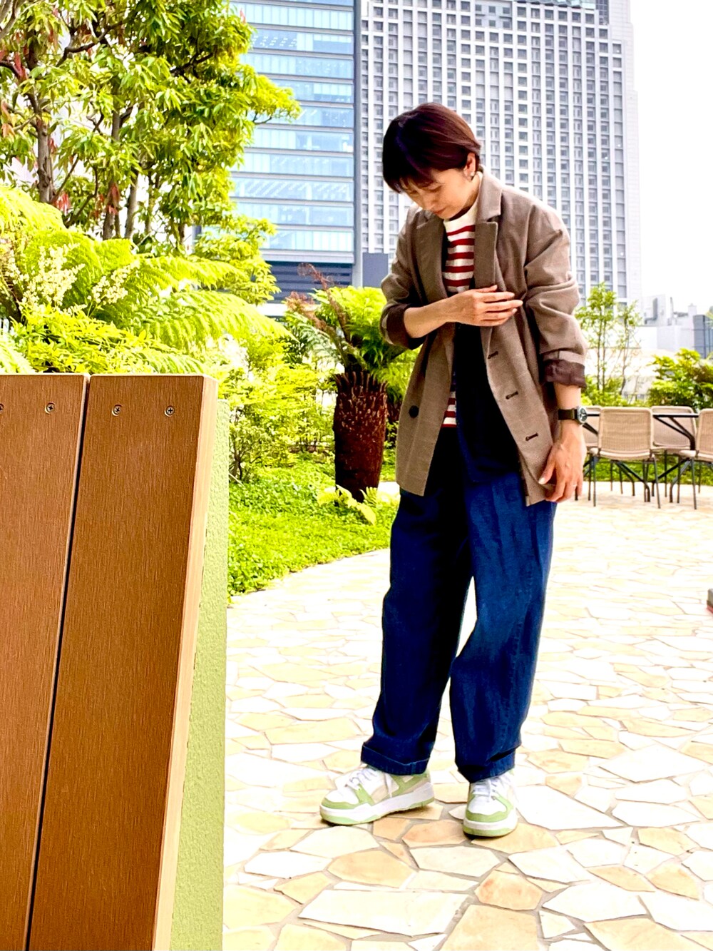 「初夏コーデ、レイヤードスタイル、ジャケット、ベスト、ボーダー、デニム、デニムパンツ、スニーカー、PUMA、テーラードジャケット、大人カジュアル、アラフィフ、Tシャツ、古着MIX、ショートヘア」｜「Johnbullのラップデニムトラウザー（デニムパンツ、ブルー系）」を使った、ike mieさん（骨格ナチュラル・レディース・158cm）の夏コーディネートの3枚目の写真