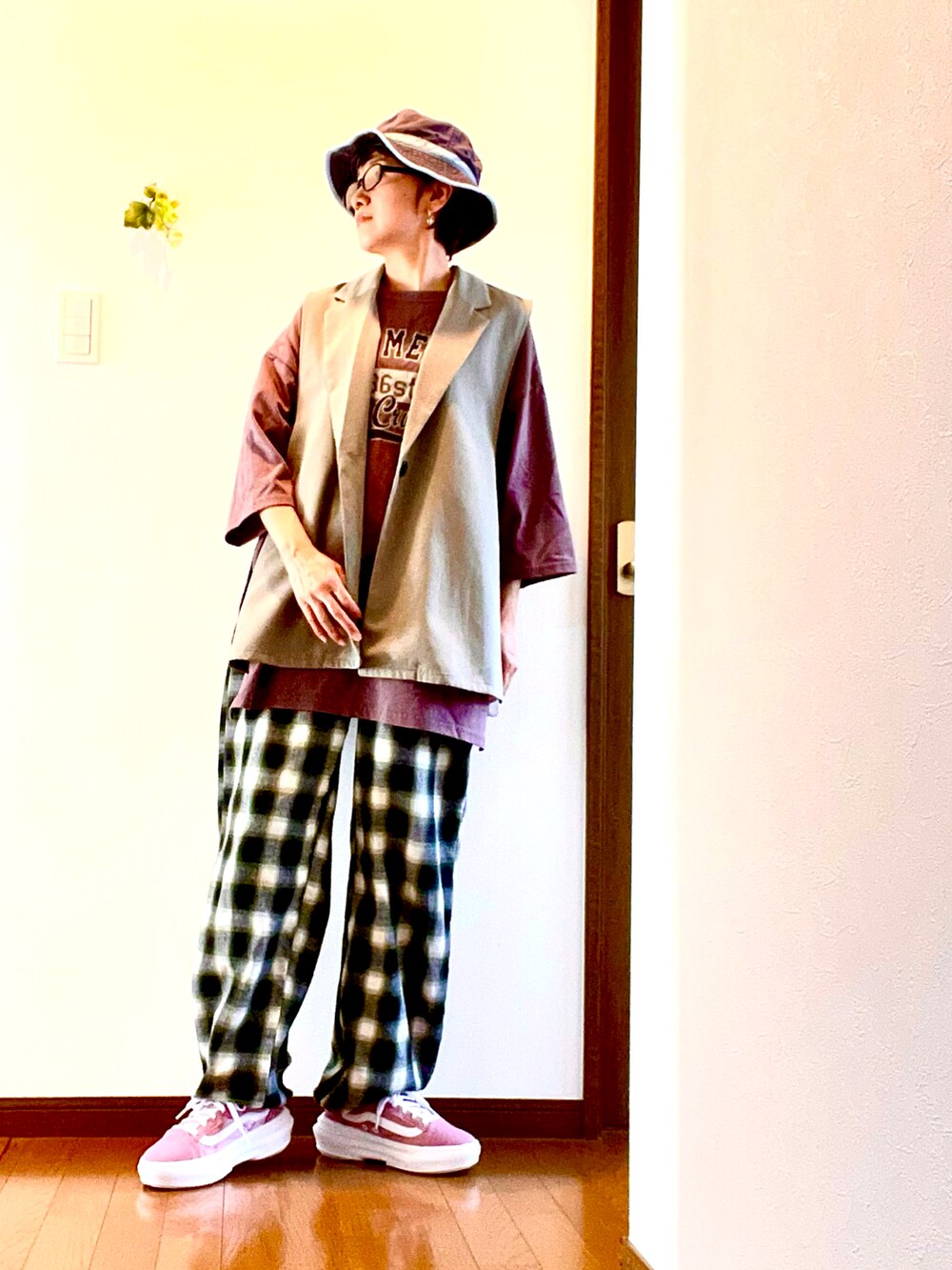 グリーン系のその他パンツ、ブラウン系のTシャツ/カットソー、ピンク系のスニーカーを着用したレディースの秋コーディネートの2枚目の写真