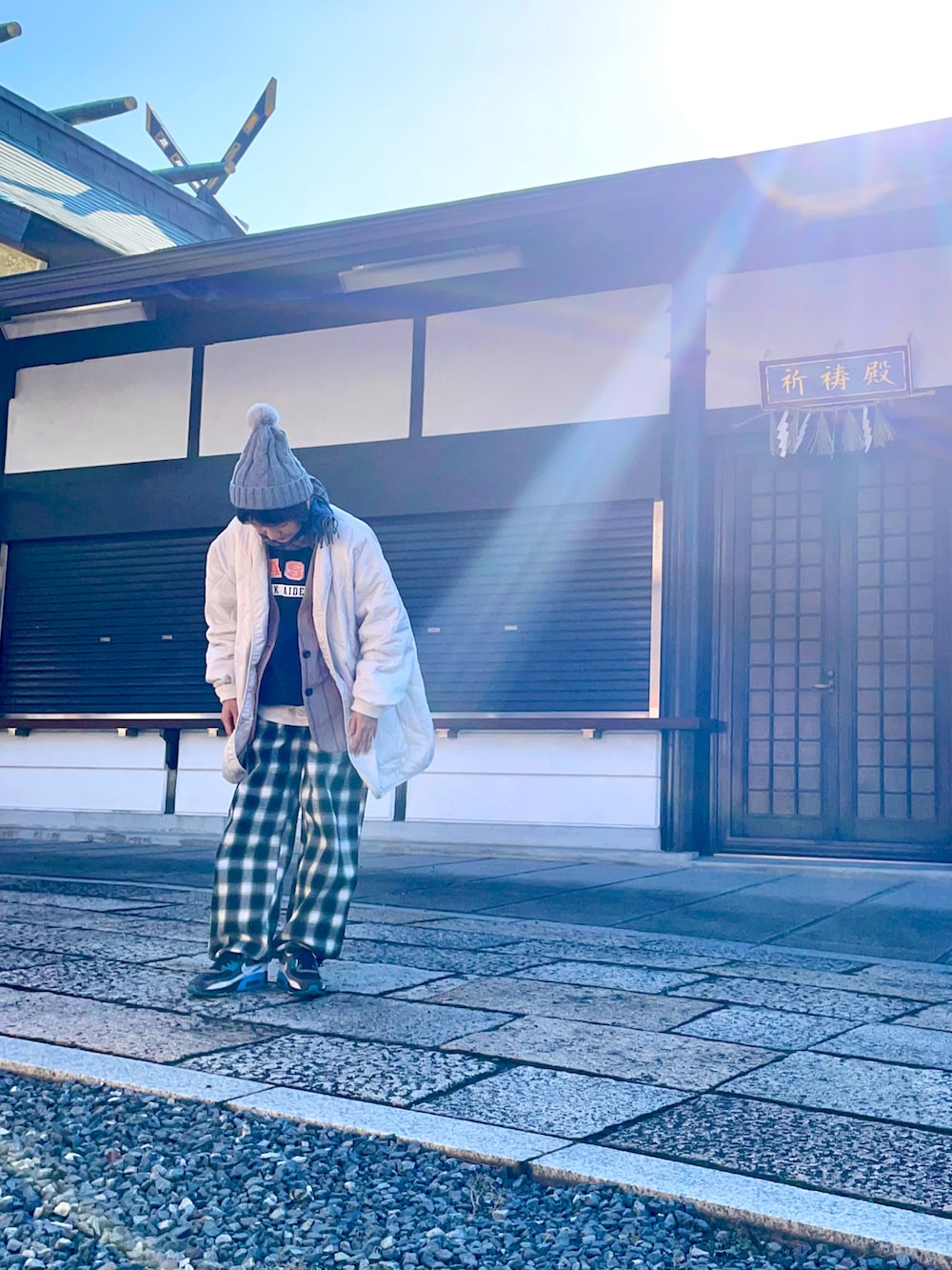 ホワイト系のブルゾン、グリーン系のその他パンツ、ブラック系のスウェットを着用したレディースの冬コーディネートの4枚目の写真