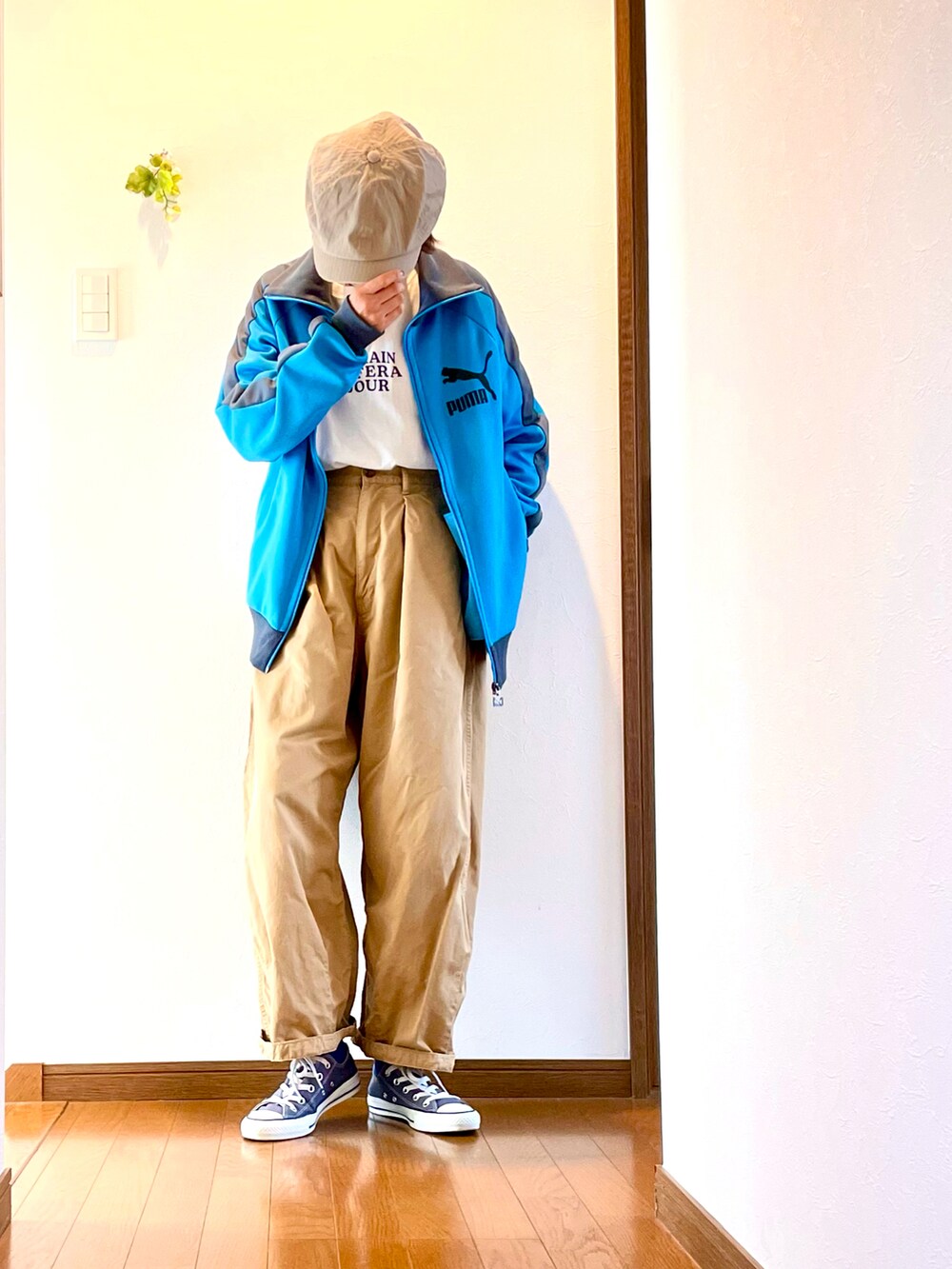 「ジャージ、トラックジャケット、ロゴT、ロゴ、チノパン、ワイドパンツ、大人カジュアル、スニーカー、コンバース、スポーツミックス、キャスケット、PUMA、ロゴTシャツ、ゆみっつ春のロゴまつり2023、ネイル」｜「PUMAのアイテム（ジャージ、ブルー系）」を使った、ike mieさん（骨格ナチュラル・レディース・158cm）の春コーディネートの2枚目の写真
