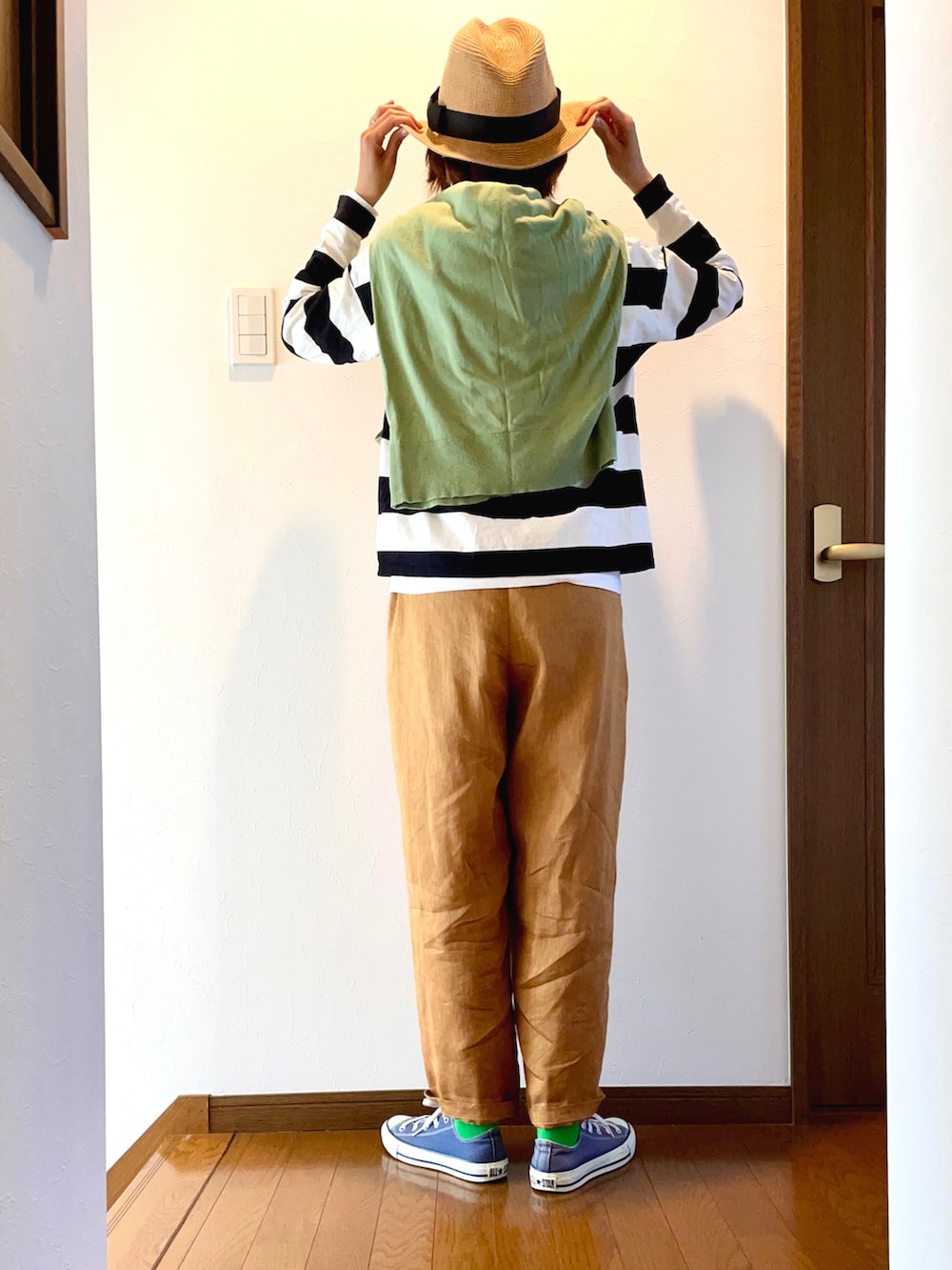 ブラック系のTシャツ/カットソー、ベージュ系のその他パンツ、ブルー系のスニーカーを着用したレディースの春コーディネートの3枚目の写真