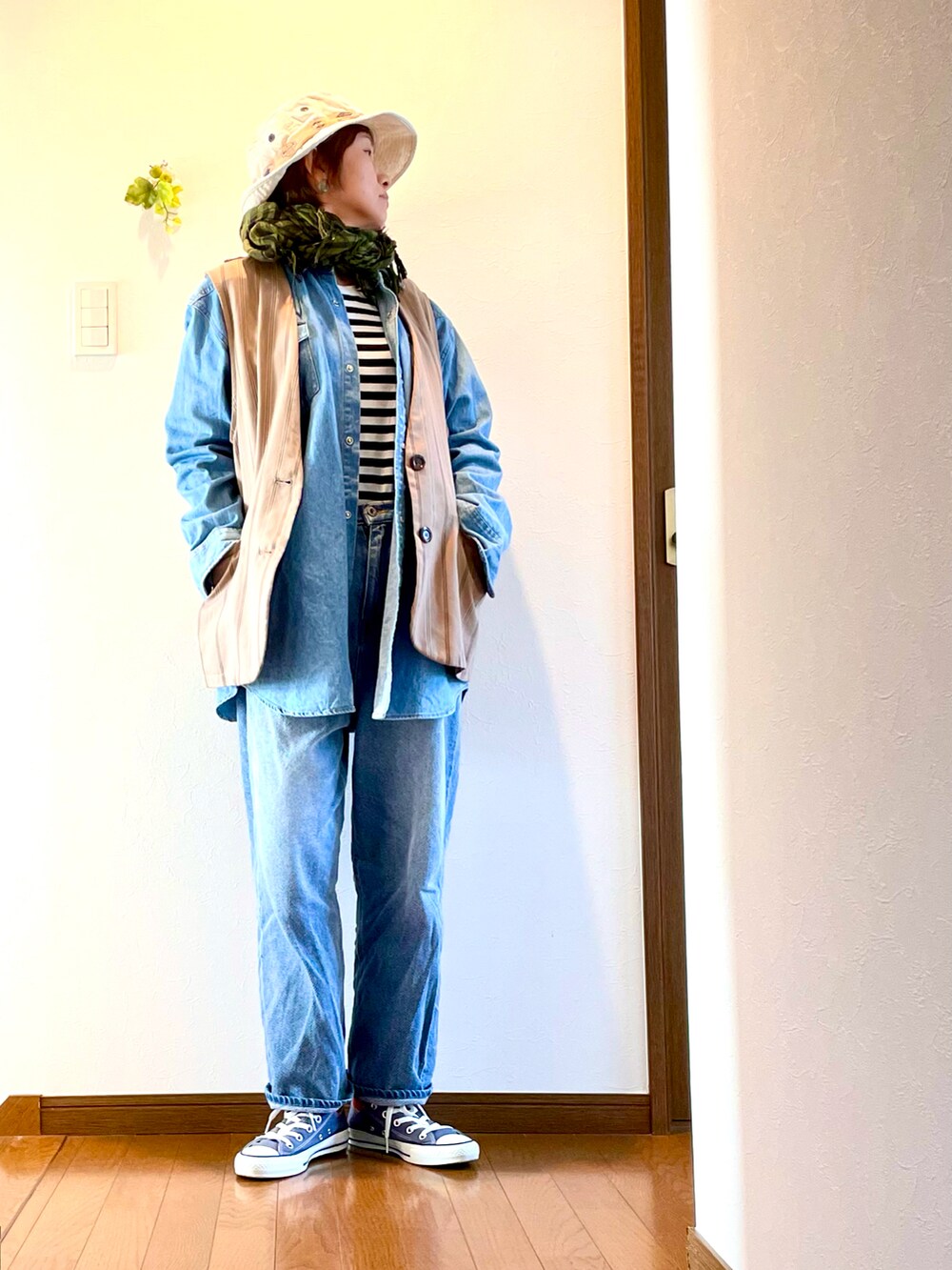 「デニム、デニムシャツ、デニムパンツ、ベスト、レイヤードスタイル、デニム オン デニム、バケットハット、春コーデ、スニーカー、コンバース、ボーダー、大人カジュアル、ストール、メンズライク、古着MIX」｜「apres jour mignonのストライプジレ【ZOZOTOWN限定アイテム】【SETUP着用可能】（ベスト、ベージュ系）」を使った、ike mieさん（骨格ナチュラル・レディース・158cm）の春コーディネートの3枚目の写真