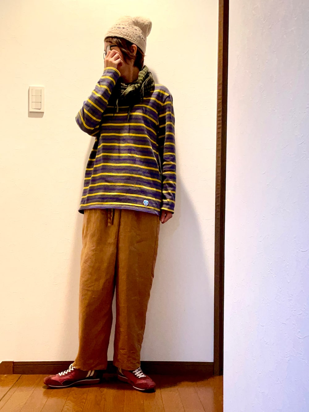 「WEARハロウィン2022、ボーダー、バスクシャツ、カラーコーデ、大人カジュアル、イージーパンツ、リネン、スニーカー、ニット帽、ストール、秋コーデ、カラーパンツ、めがね、古着MIX、チェック」｜「ORCIVALの古着屋で購入（Tシャツ/カットソー、グレー系）」を使った、ike mieさん（骨格ナチュラル・レディース・158cm）の秋コーディネートの3枚目の写真