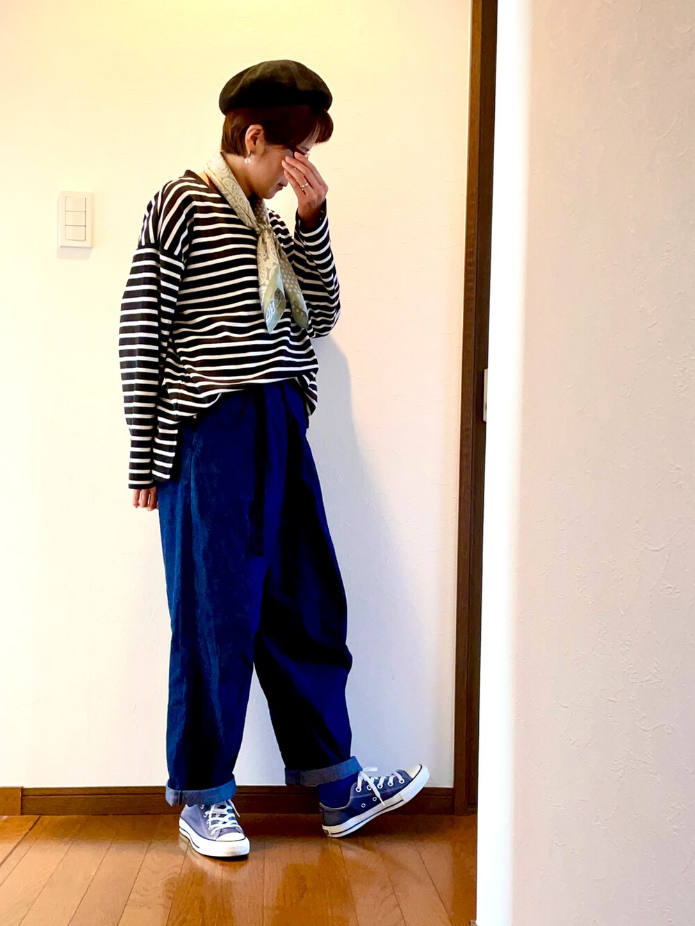 ブルー系のデニムパンツ、ブラック系のTシャツ/カットソー、ブルー系のスニーカーを着用したレディースの秋コーディネートの2枚目の写真