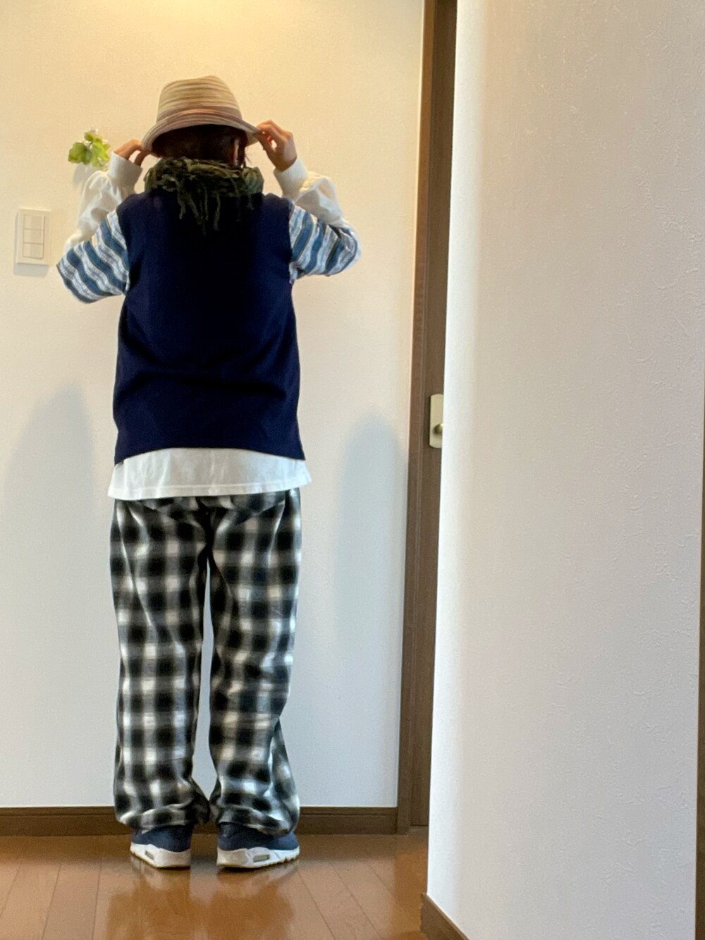 「やっぱり帽子が好き、レイヤードスタイル、チェック、イージーパンツ、麦わら帽子、ストール、スニーカー、大人カジュアル、NIKE、エアマックス、カットソー、アラフィフ、メンズライク」｜「masterkeyのニット×布帛（Tシャツ/カットソー、ブルー系）」を使った、ike mieさん（レディース・158cm）の春コーディネートの3枚目の写真
