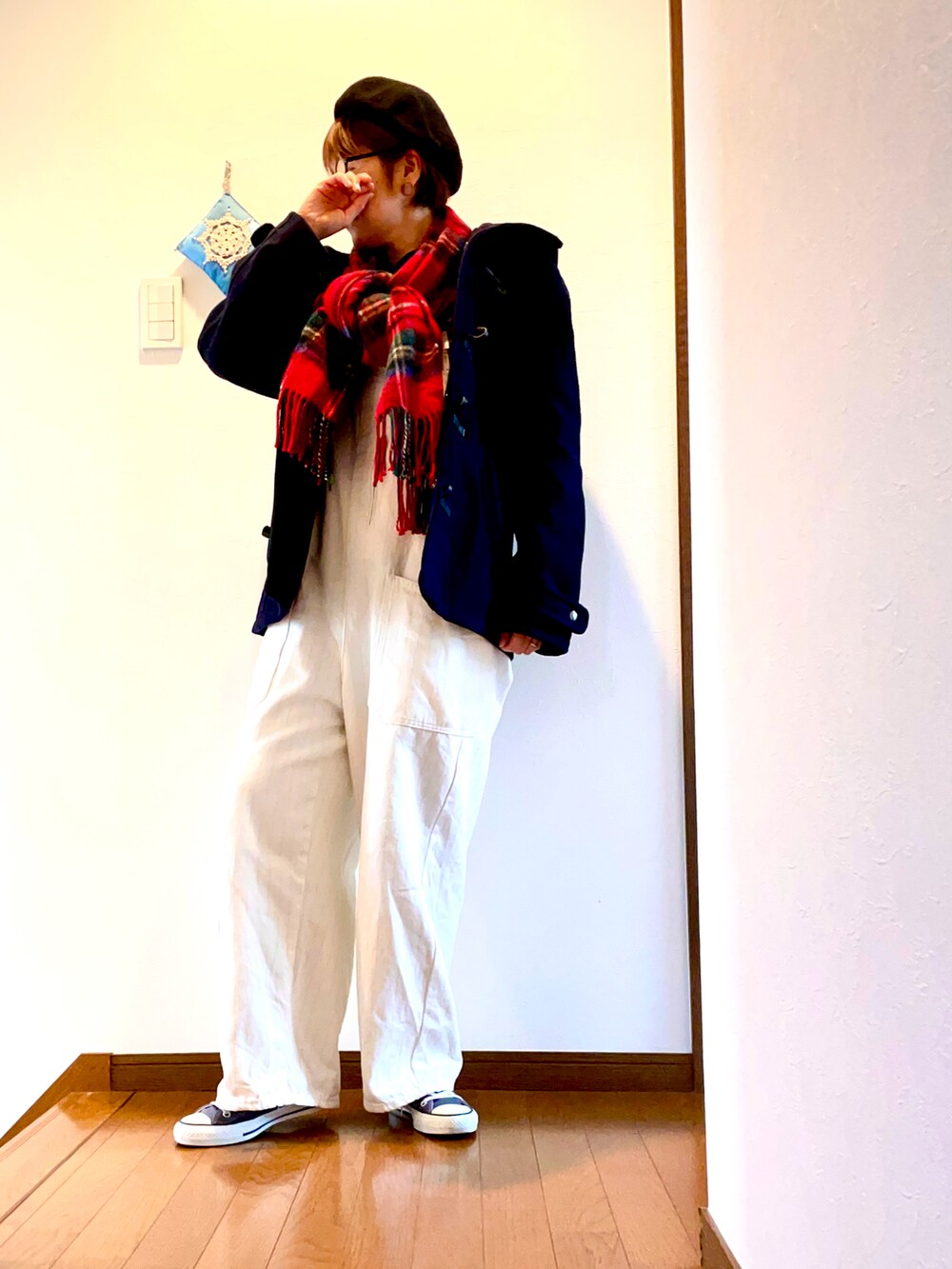 ホワイト系のサロペット/オーバーオール、ブルー系のダッフルコート、ブルー系のスニーカーを着用したレディースの冬コーディネートの2枚目の写真