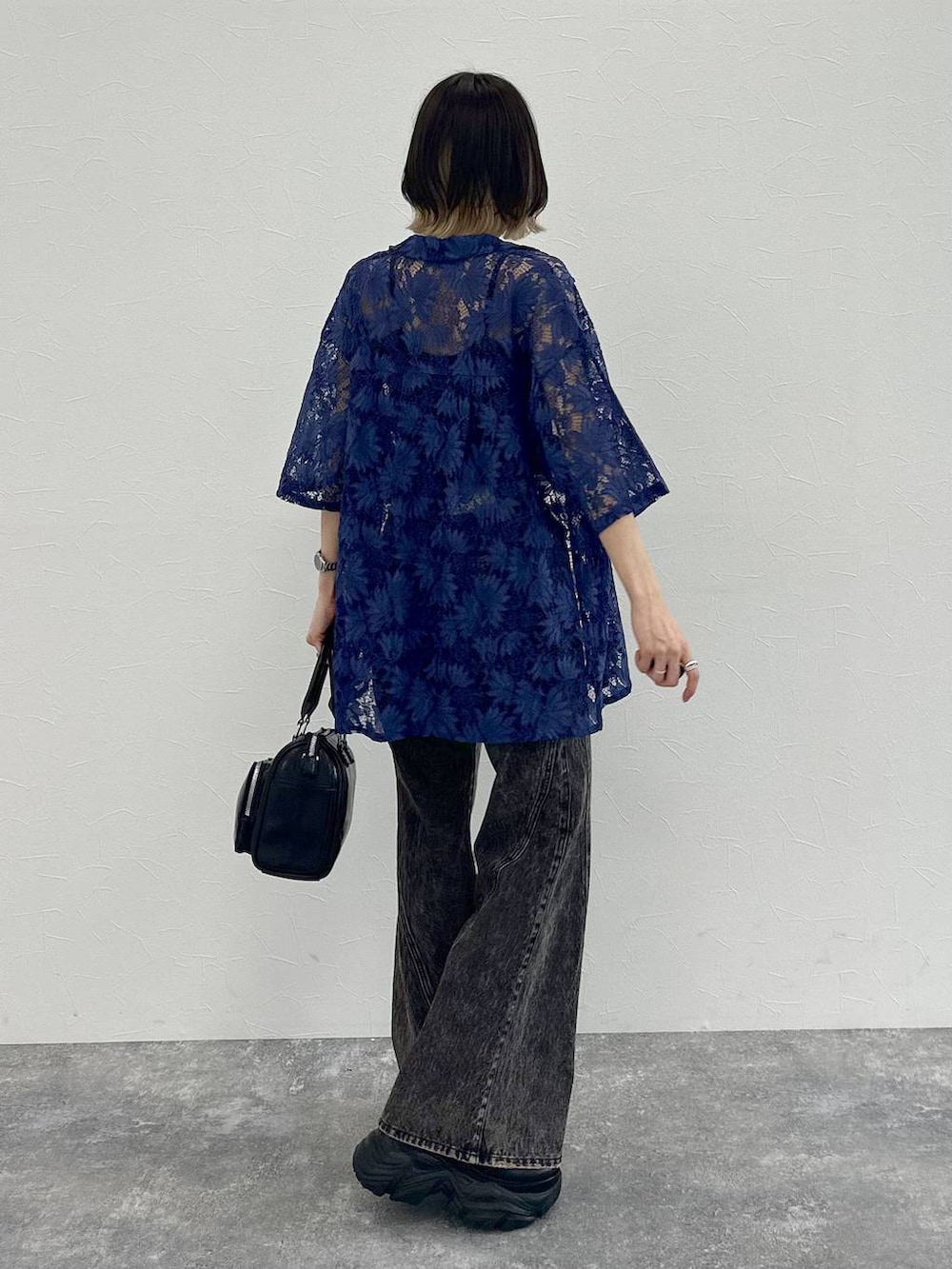 ブラック系のブーツ、ブラック系のキャミソール、ブルー系のシャツ/ブラウスを着用したレディースの春コーディネートの6枚目の写真