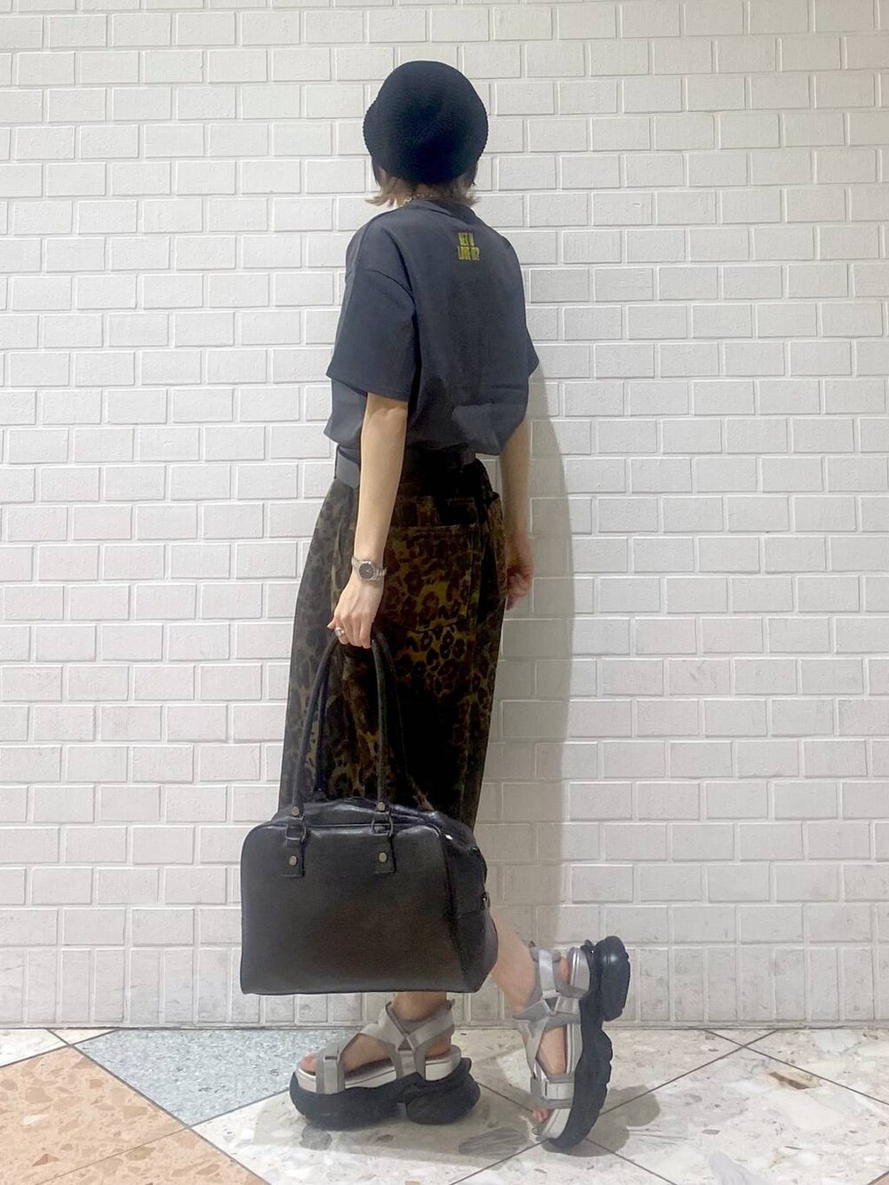 「ベーシック/シンプル、カジュアル、女子ウケ、PAGEBOY、PBLIM、メンズライク、ラフ、楽ちんコーデ、ハーフパンツ、厚底シューズ、サンダル、ボストンバッグ、パンツ」|「PBLIMの【PBLIM】2WAYボストンバッグ(ボストンバッグ、ブラック系)」を使った、matsuさん(レディース・156cm)の夏コーディネートの4枚目の写真