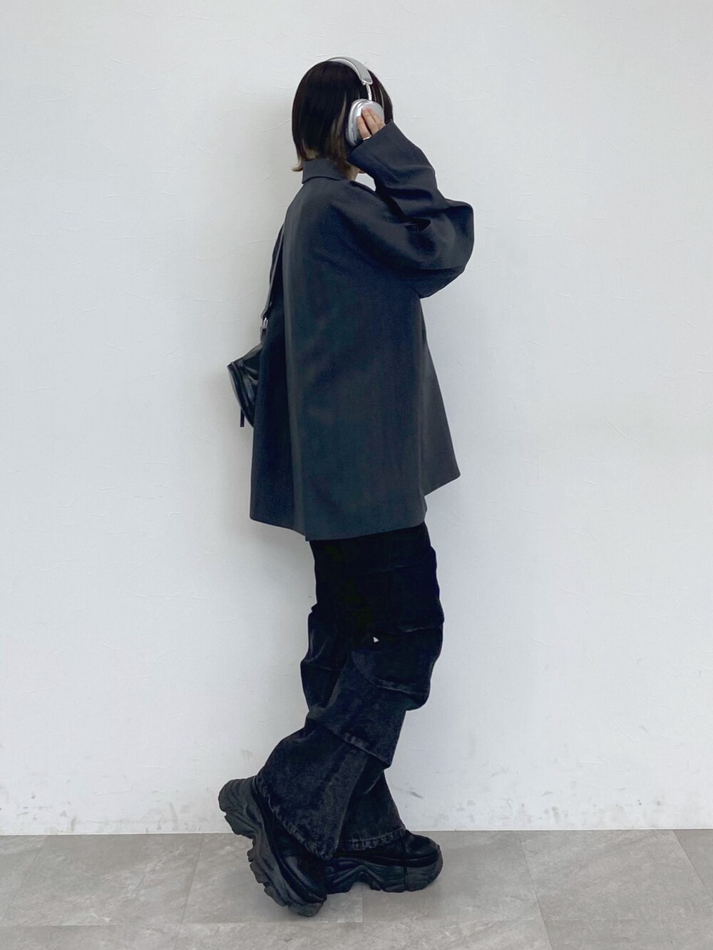 「PAGEBOY、Anui、ユニセックス、モード、デニム、デニムパンツ、フレアパンツ、ジャケットスタイル、ジャケット、春コーデ、春、厚底シューズ、スニーカー」｜「PAGEBOYのプラットチャンキースニーカー（スニーカー、ブラック系）」を使った、matsuさん（レディース・156cm）の春コーディネートの6枚目の写真