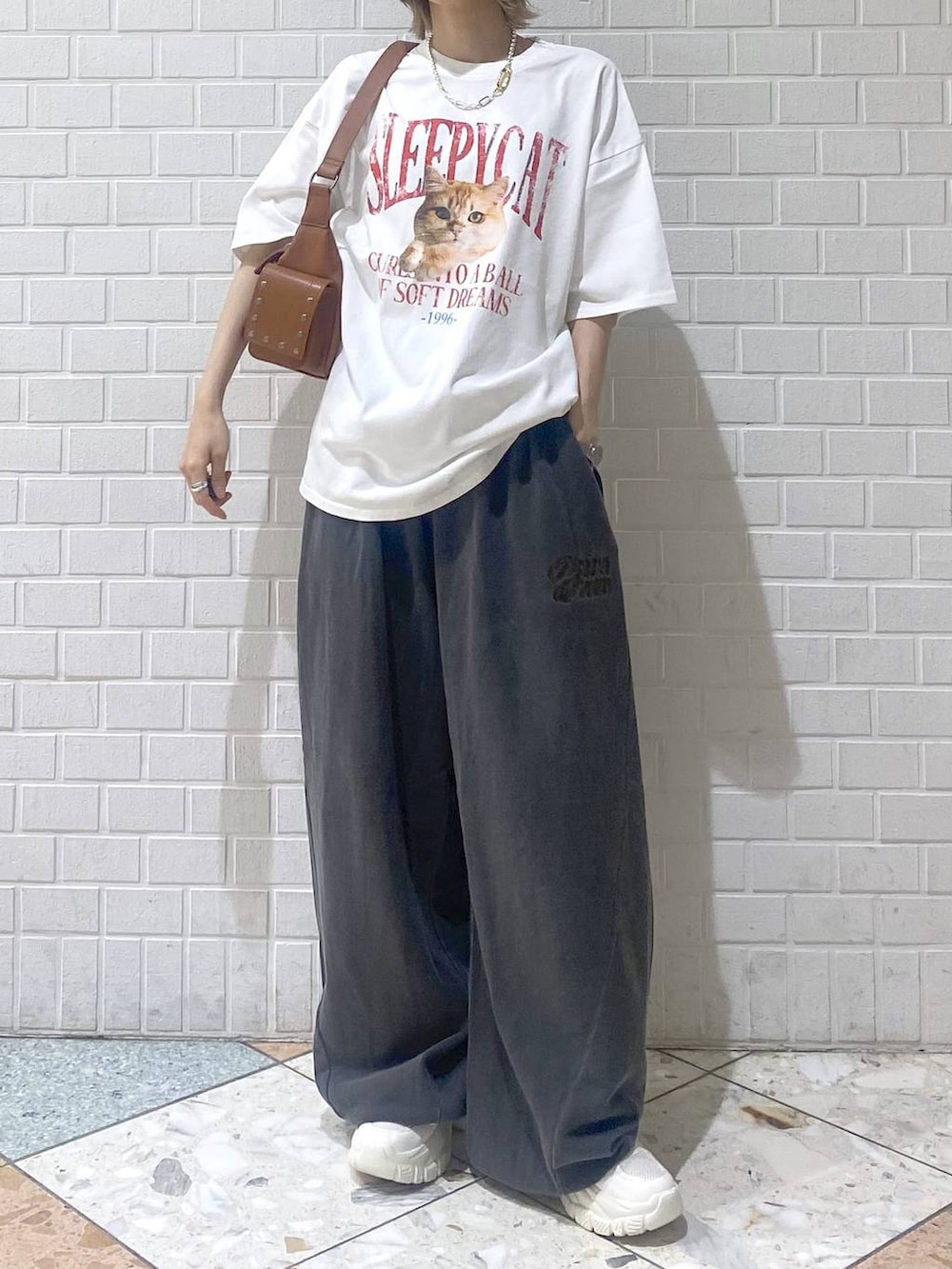 「カジュアル、ベーシック/シンプル、女子ウケ、PAGEBOY、PBLIM、ユニセックス、スウェット、スウェットパンツ、ラフ、Tシャツ、オーバーサイズ、ゆったり、楽ちんコーデ、厚底シューズ、スニーカー」｜「PAGEBOYのダットコンビソールスニーカー（スニーカー、ホワイト系）」を使った、matsuさん（レディース・156cm）の夏コーディネートの2枚目の写真