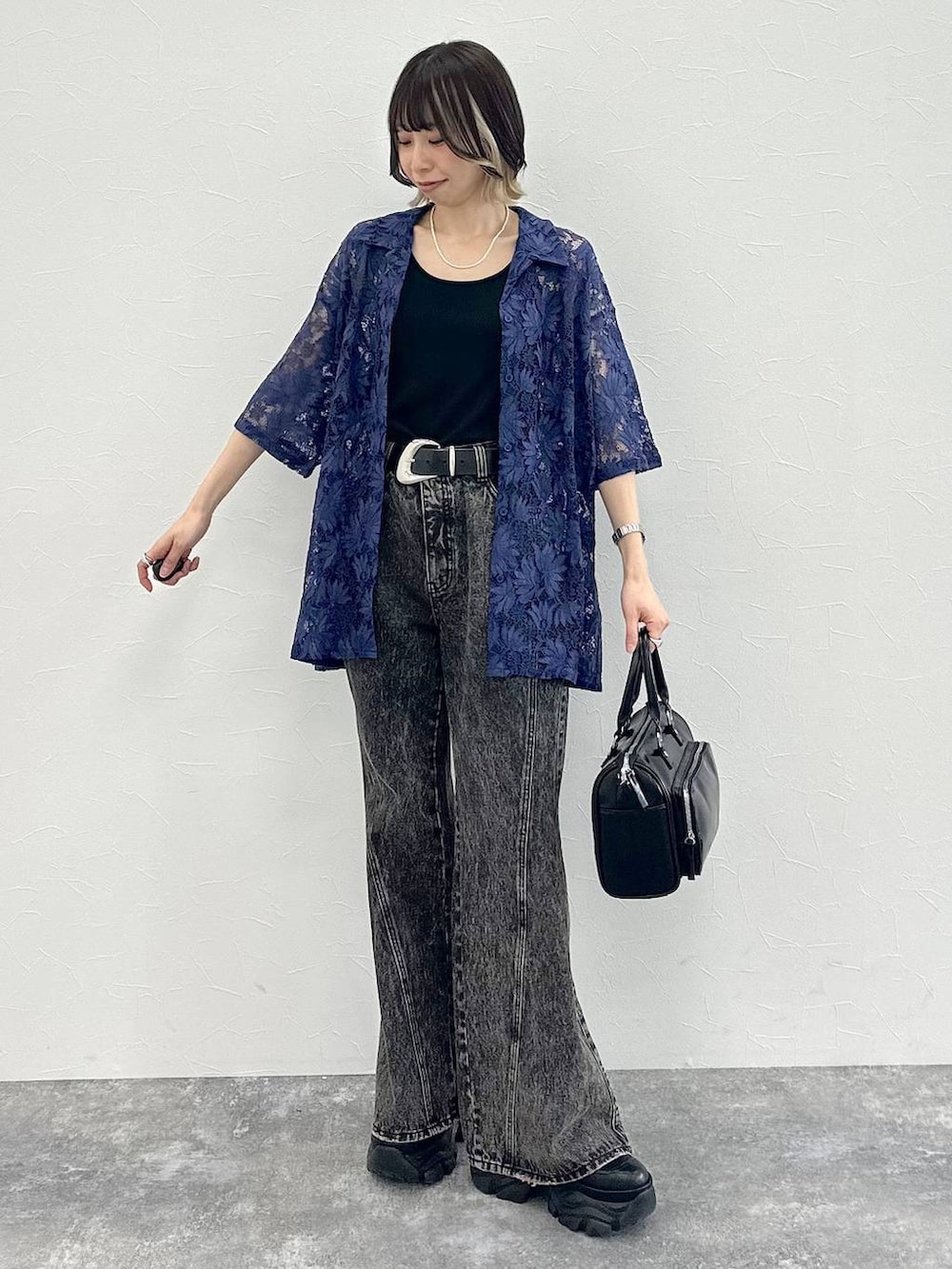 ブラック系のブーツ、ブラック系のキャミソール、ブルー系のシャツ/ブラウスを着用したレディースの春コーディネートの2枚目の写真