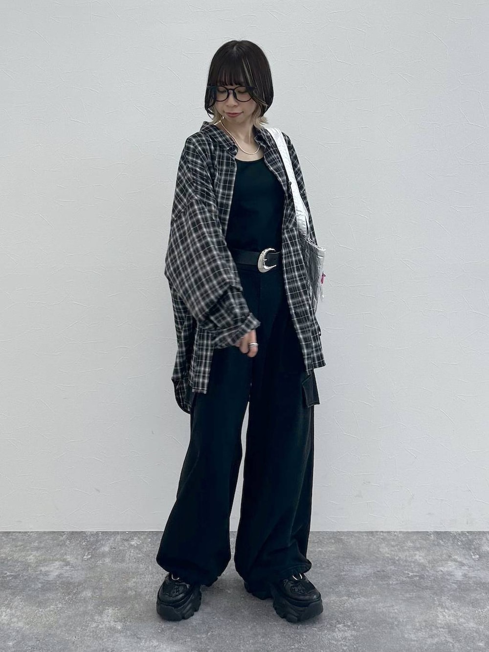 ブラック系のスニーカー、ブラック系のキャミソール、ブラック系のその他パンツを着用したレディースの春コーディネートの9枚目の写真