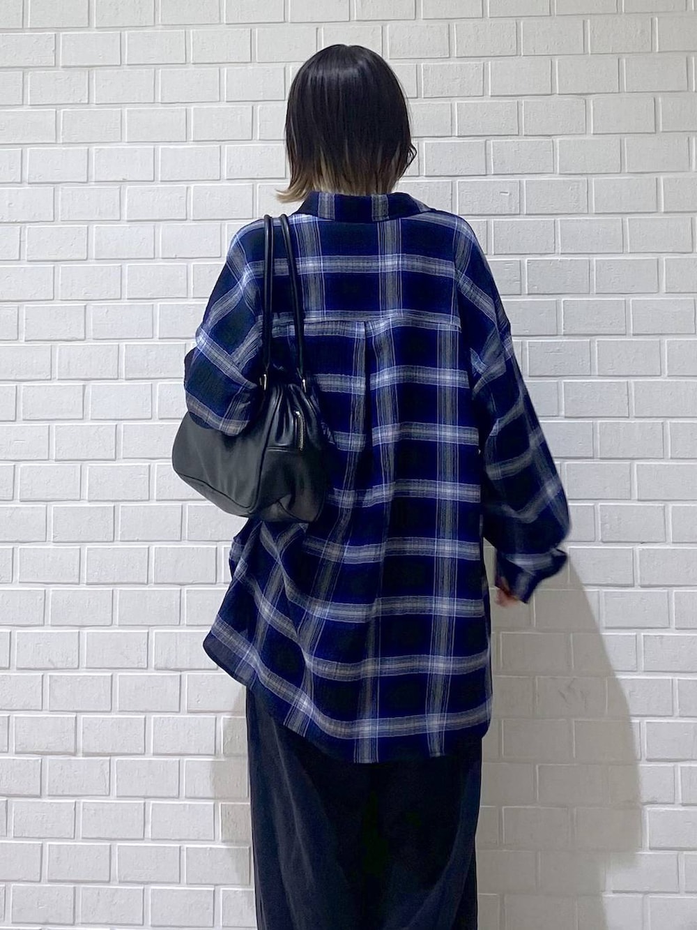 「秋服準備はじめました、厚底シューズ、ブーツ、カジュアル、ベーシック/シンプル、女子ウケ、PAGEBOY、スウェット、スウェットパンツ、チェック、シャツ、シャツスタイル、オーバーサイズ、秋コーデ、ボストンバッグ」|「PAGEBOYのレースアップソックスブーツ(ブーツ、ブラウン系)」を使った、matsuさん(レディース・156cm)の秋コーディネートの6枚目の写真