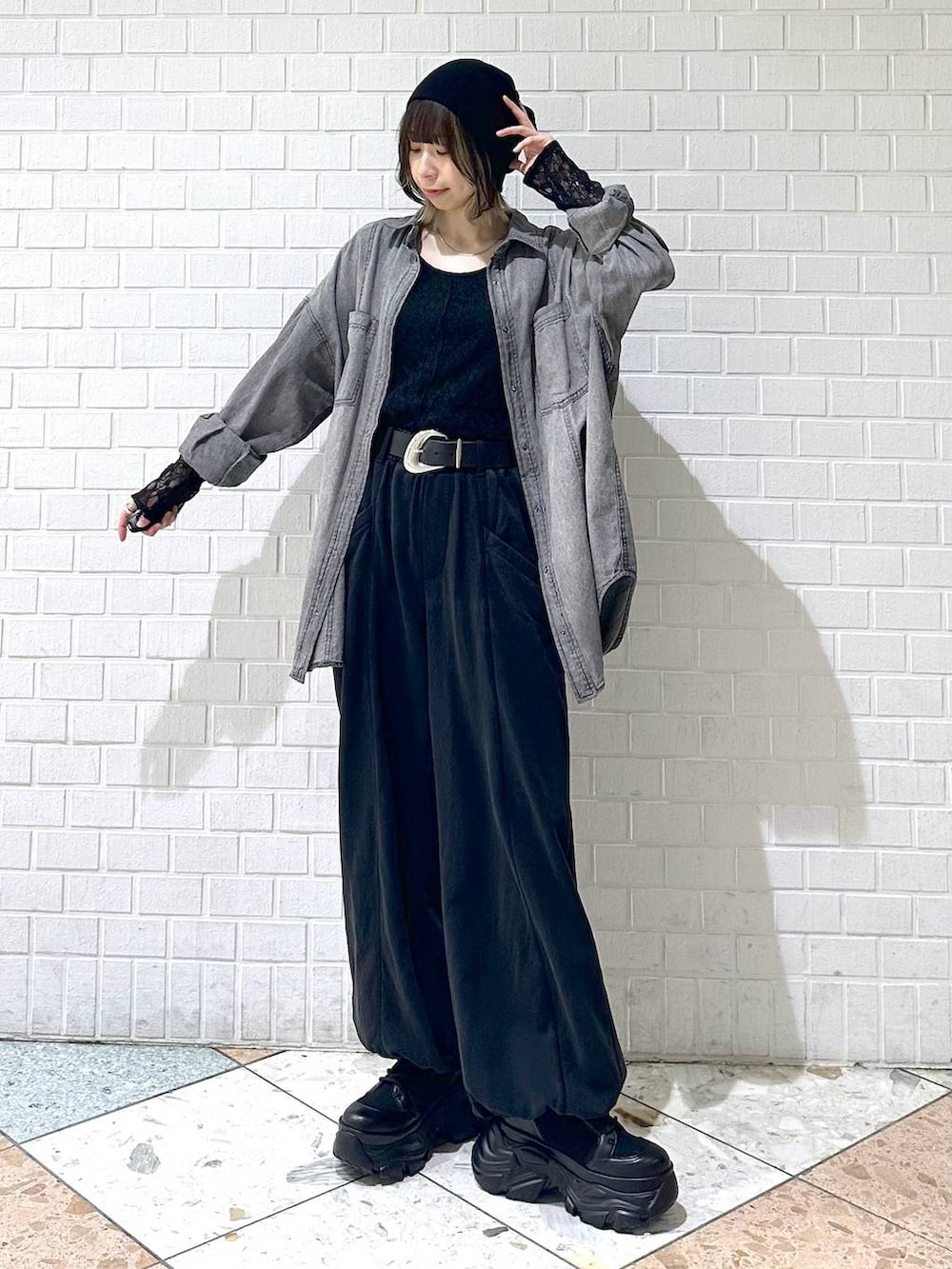 ブラック系のブーツ、ブラック系のTシャツ/カットソー、ブラック系のシャツ/ブラウスを着用したレディースの冬コーディネートの9枚目の写真